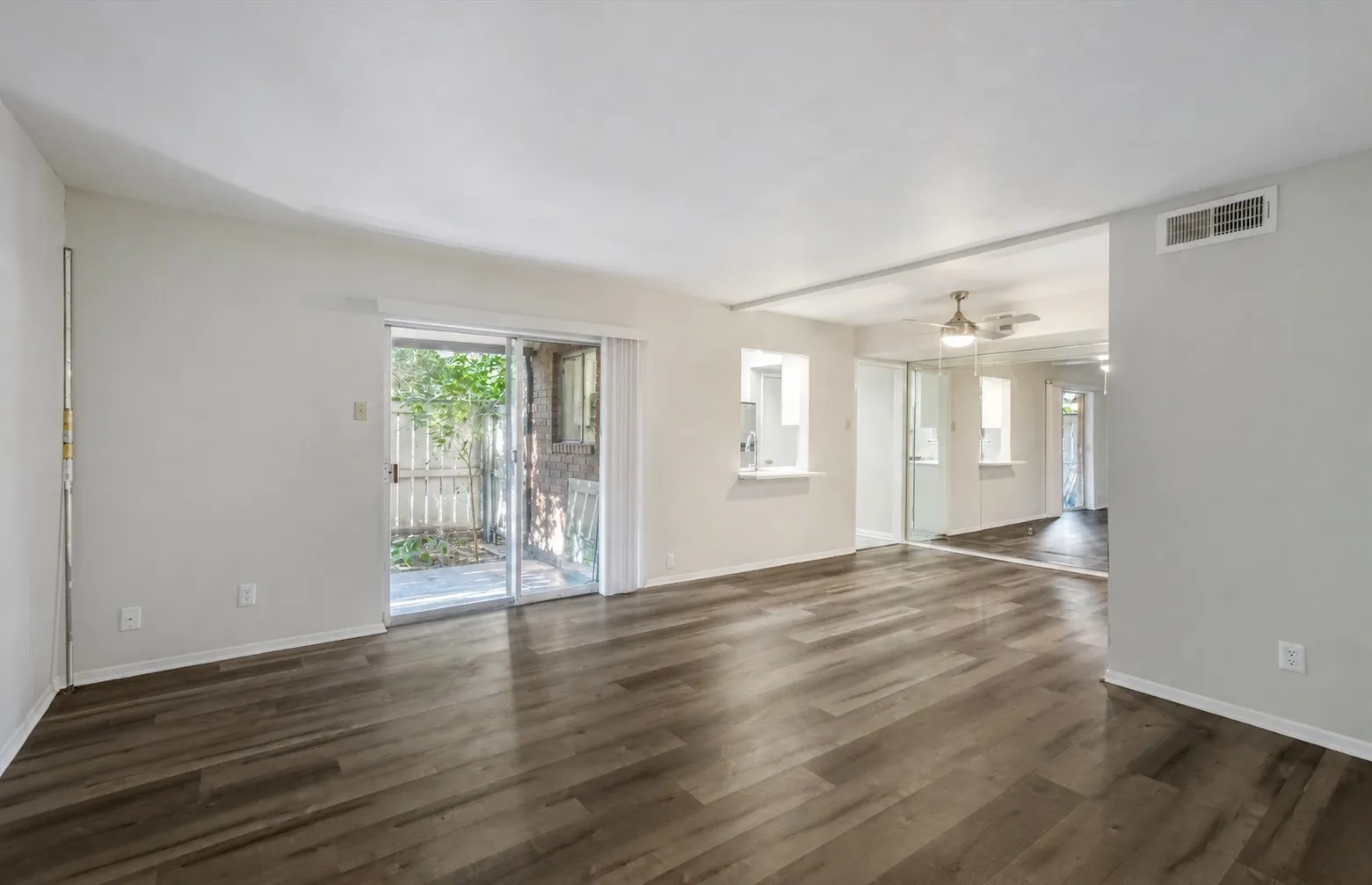Condominium For Sale in Dallas County , 2805 Lineville Drive 105, Farmers Branch, Texas 75234, 2 Bedroom, 2 Bathroom, Garage spaces, 984 Sqft, built in 1970, mls#21375657, Real Estate Agent in Farmers Branch, Homes For Sale in Dallas county, Homes For Sale in Farmers Branch, Realtor in Farmers Branch Texas, Real Estate Brokerage Independent Realty Texas, Luminita Cordes Realtor