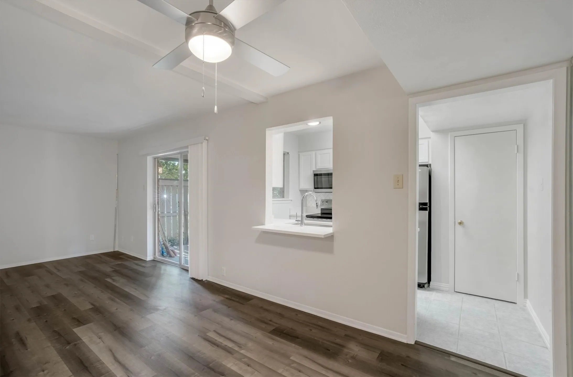 Condominium For Sale in Dallas County , 2805 Lineville Drive 105, Farmers Branch, Texas 75234, 2 Bedroom, 2 Bathroom, Garage spaces, 984 Sqft, built in 1970, mls#21375657, Real Estate Agent in Farmers Branch, Homes For Sale in Dallas county, Homes For Sale in Farmers Branch, Realtor in Farmers Branch Texas, Real Estate Brokerage Independent Realty Texas, Luminita Cordes Realtor