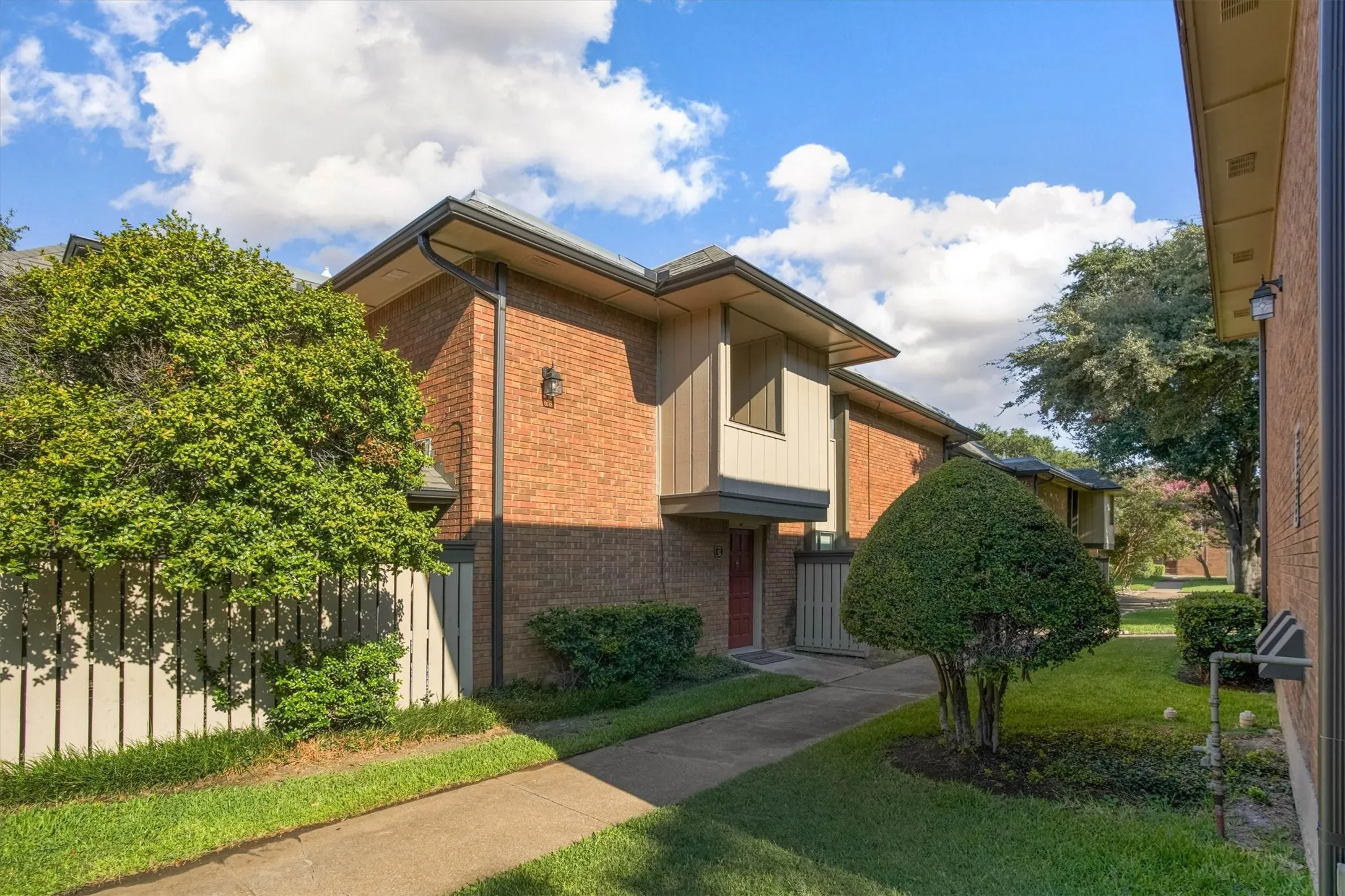 Condominium For Sale in Dallas County , 2805 Lineville Drive 105, Farmers Branch, Texas 75234, 2 Bedroom, 2 Bathroom, Garage spaces, 984 Sqft, built in 1970, mls#21375657, Real Estate Agent in Farmers Branch, Homes For Sale in Dallas county, Homes For Sale in Farmers Branch, Realtor in Farmers Branch Texas, Real Estate Brokerage Independent Realty Texas, Luminita Cordes Realtor
