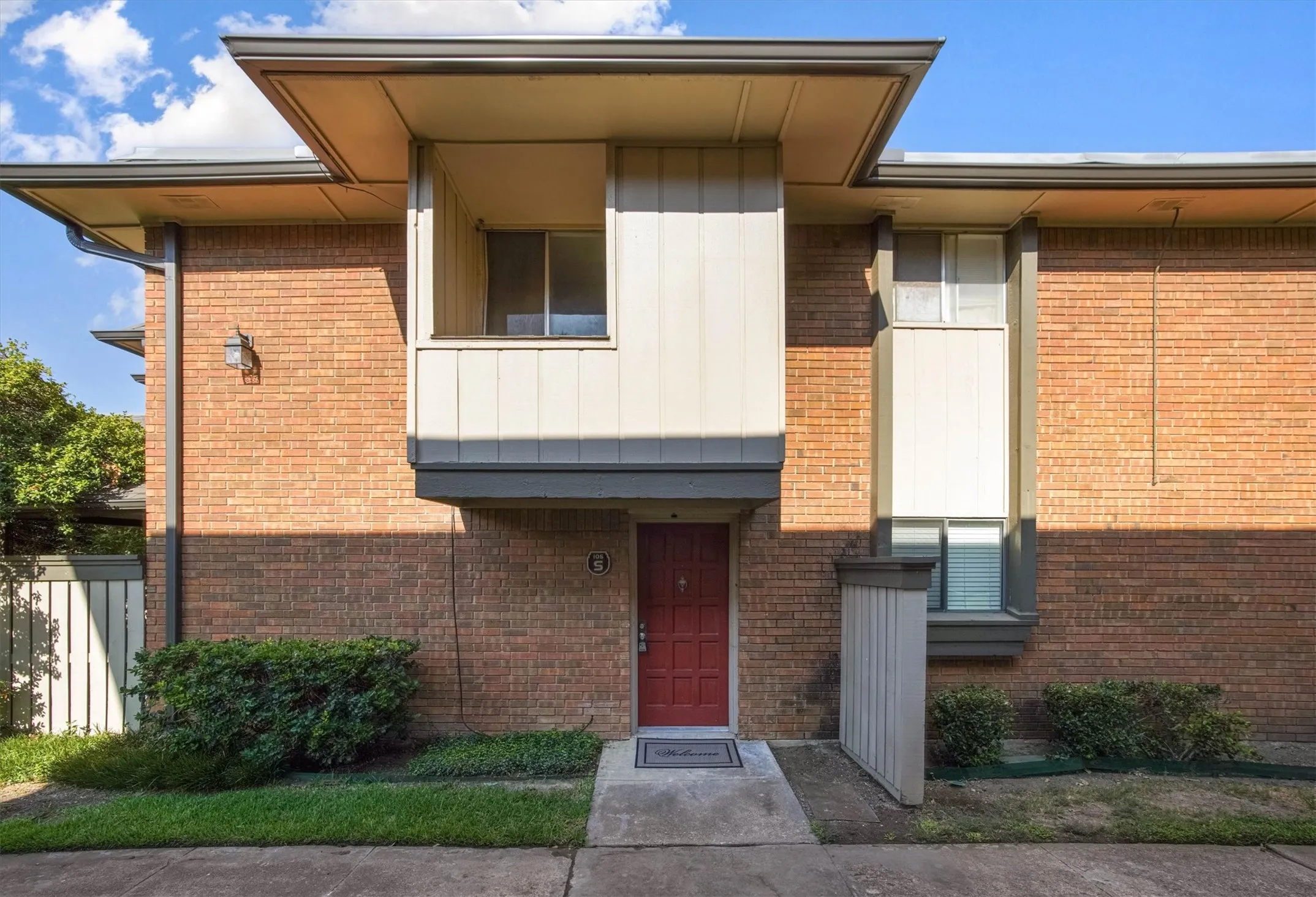 Condominium For Sale in Dallas County , 2805 Lineville Drive 105, Farmers Branch, Texas 75234, 2 Bedroom, 2 Bathroom, Garage spaces, 984 Sqft, built in 1970, mls#21375657, Real Estate Agent in Farmers Branch, Homes For Sale in Dallas county, Homes For Sale in Farmers Branch, Realtor in Farmers Branch Texas, Real Estate Brokerage Independent Realty Texas, Luminita Cordes Realtor