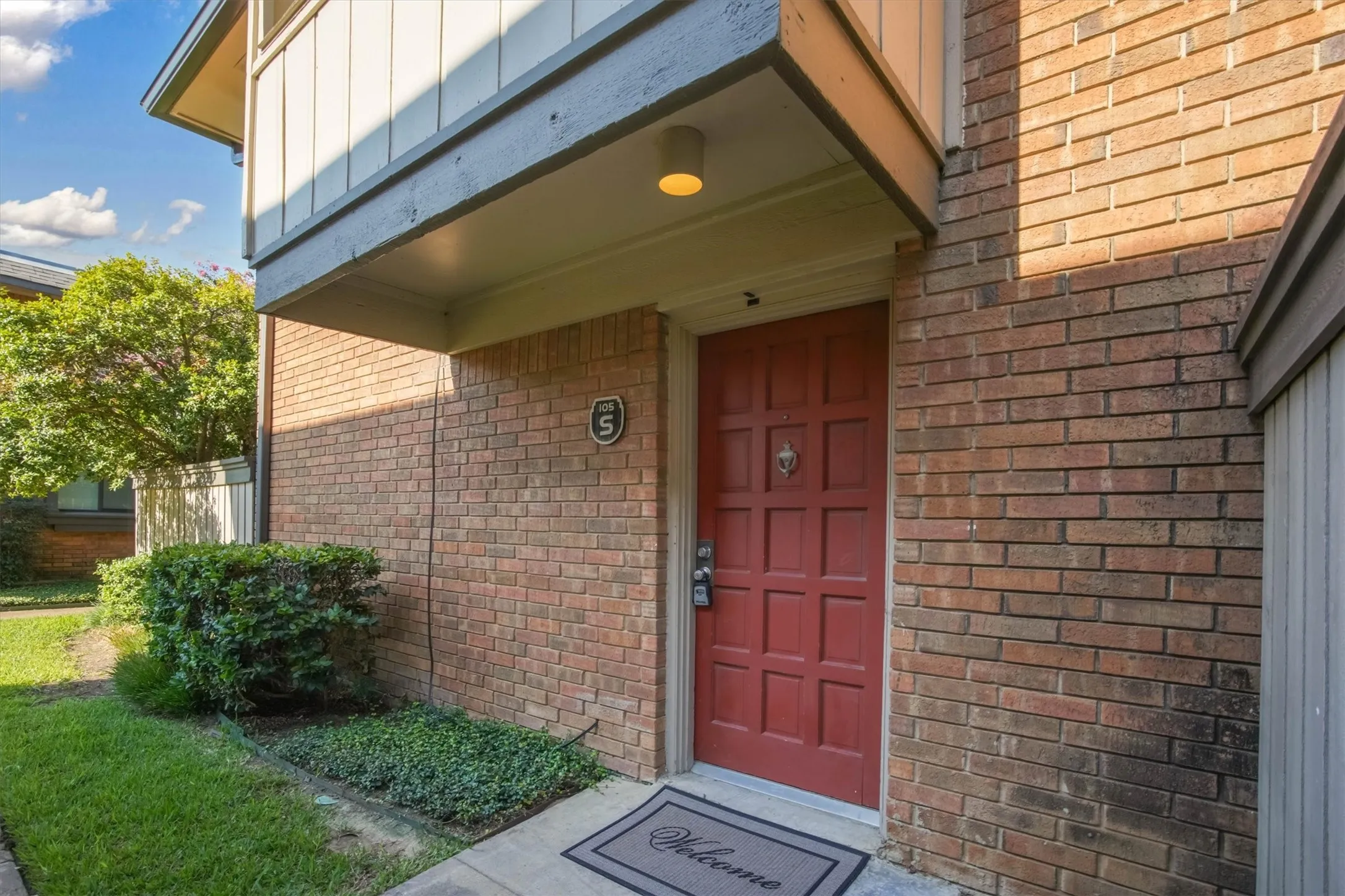 Condominium For Sale in Dallas County , 2805 Lineville Drive 105, Farmers Branch, Texas 75234, 2 Bedroom, 2 Bathroom, Garage spaces, 984 Sqft, built in 1970, mls#21375657, Real Estate Agent in Farmers Branch, Homes For Sale in Dallas county, Homes For Sale in Farmers Branch, Realtor in Farmers Branch Texas, Real Estate Brokerage Independent Realty Texas, Luminita Cordes Realtor