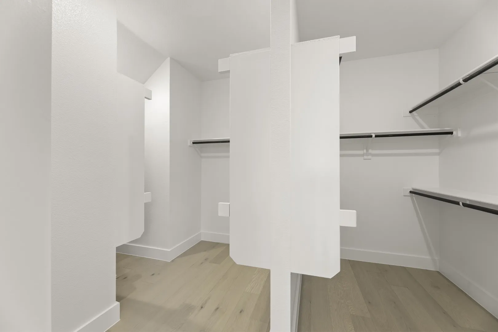 21. 5712 Liverpool - Closet