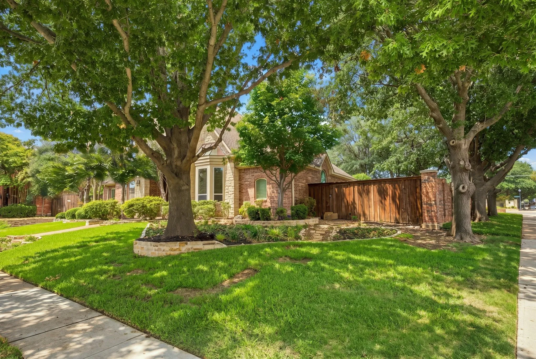 Single Family Residence For Sale in Collin County , 5900 Lennox Hill Drive, Plano, Texas 75093, 4 Bedroom, 4 Bathroom, 3 Garage spaces, 3,707 Sqft, built in 1996, mls#21338724, Real Estate Agent in Plano, Homes For Sale in Collin county, Homes For Sale in Plano, Realtor in Plano Texas, Real Estate Brokerage Independent Realty Texas, Luminita Cordes Realtor