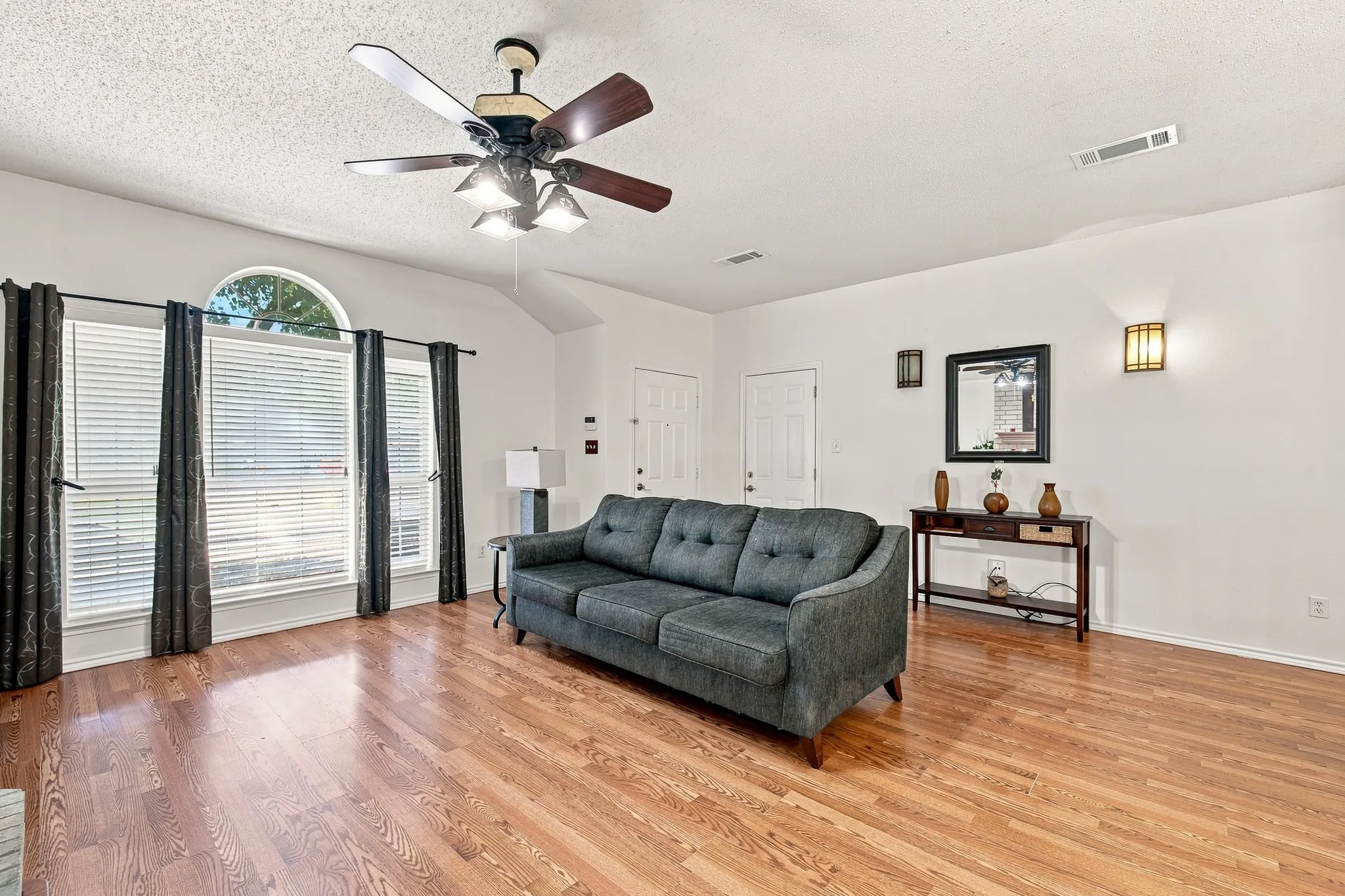 Single Family Residence For Sale in Tarrant County , 1300 Meadowbrook Lane, Crowley, Texas 76036, 3 Bedroom, 2 Bathroom, 2 Garage spaces, 1,532 Sqft, built in 2003, mls#21373782, Real Estate Agent in Crowley, Homes For Sale in Tarrant county, Homes For Sale in Crowley, Realtor in Crowley Texas, Real Estate Brokerage Independent Realty Texas, Luminita Cordes Realtor