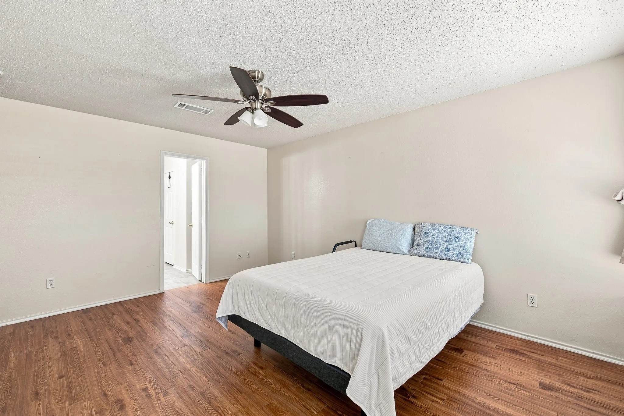 Single Family Residence For Sale in Tarrant County , 1300 Meadowbrook Lane, Crowley, Texas 76036, 3 Bedroom, 2 Bathroom, 2 Garage spaces, 1,532 Sqft, built in 2003, mls#21373782, Real Estate Agent in Crowley, Homes For Sale in Tarrant county, Homes For Sale in Crowley, Realtor in Crowley Texas, Real Estate Brokerage Independent Realty Texas, Luminita Cordes Realtor