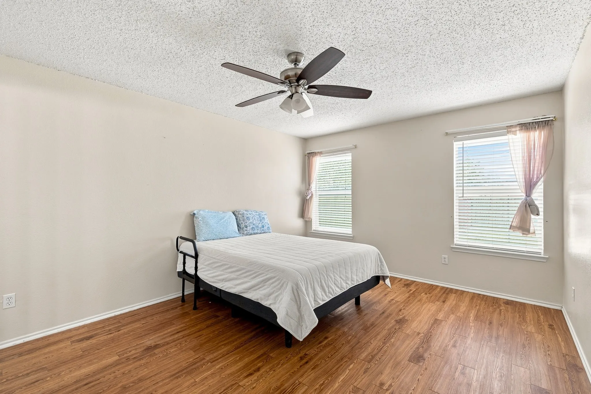 Single Family Residence For Sale in Tarrant County , 1300 Meadowbrook Lane, Crowley, Texas 76036, 3 Bedroom, 2 Bathroom, 2 Garage spaces, 1,532 Sqft, built in 2003, mls#21373782, Real Estate Agent in Crowley, Homes For Sale in Tarrant county, Homes For Sale in Crowley, Realtor in Crowley Texas, Real Estate Brokerage Independent Realty Texas, Luminita Cordes Realtor