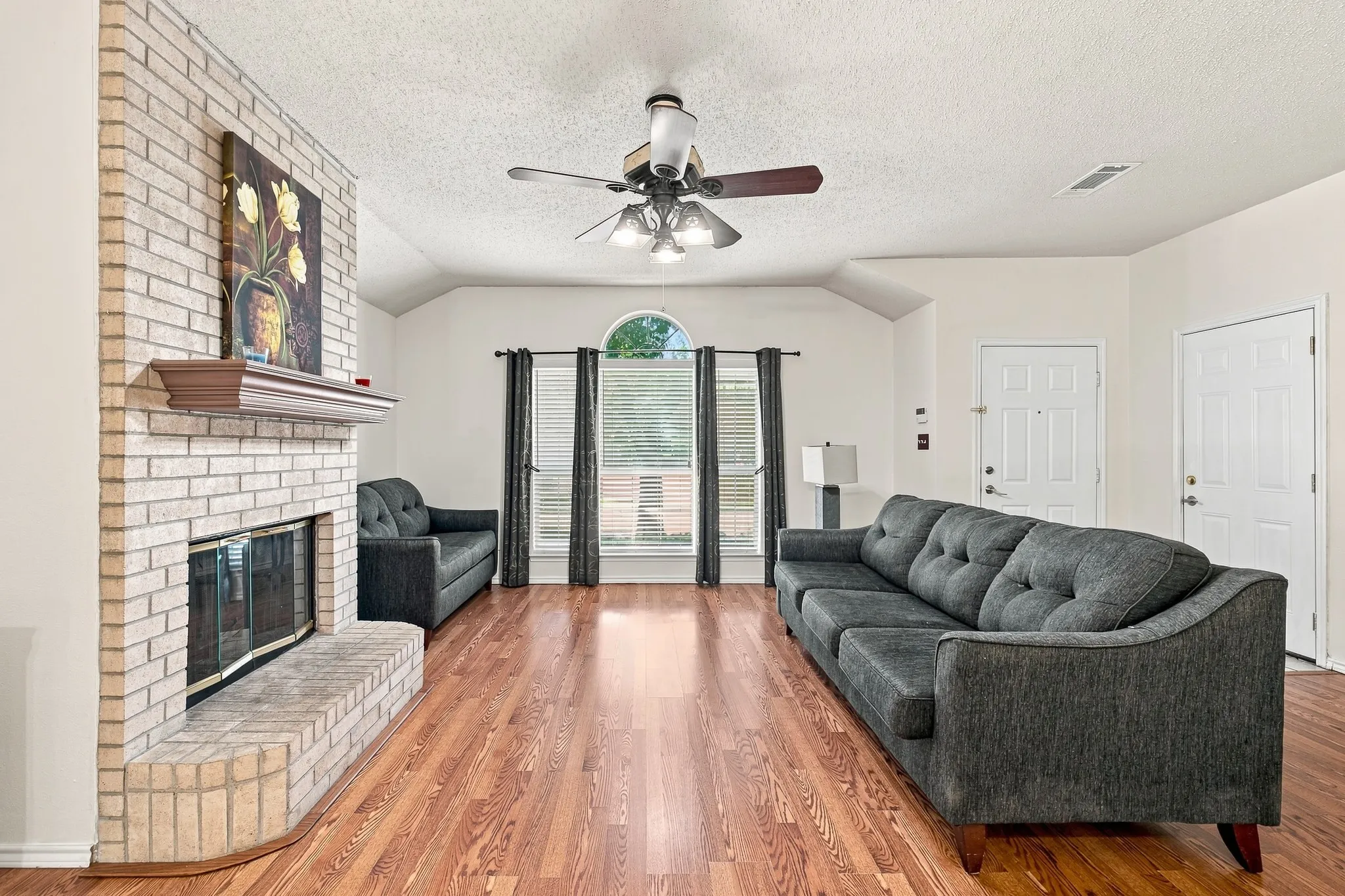 Single Family Residence For Sale in Tarrant County , 1300 Meadowbrook Lane, Crowley, Texas 76036, 3 Bedroom, 2 Bathroom, 2 Garage spaces, 1,532 Sqft, built in 2003, mls#21373782, Real Estate Agent in Crowley, Homes For Sale in Tarrant county, Homes For Sale in Crowley, Realtor in Crowley Texas, Real Estate Brokerage Independent Realty Texas, Luminita Cordes Realtor