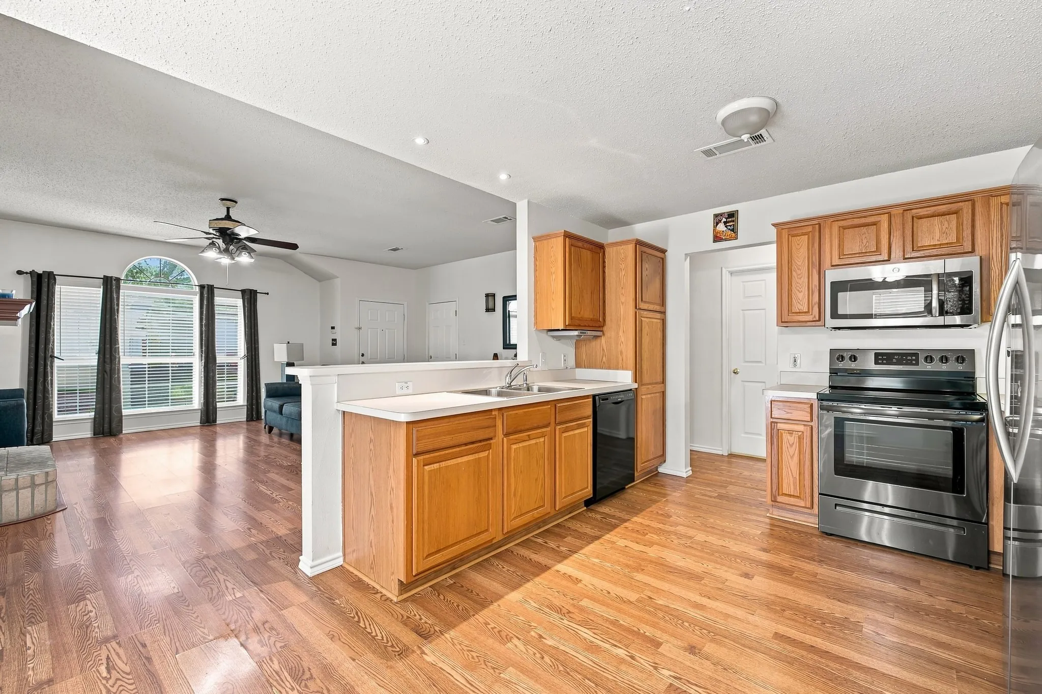 Single Family Residence For Sale in Tarrant County , 1300 Meadowbrook Lane, Crowley, Texas 76036, 3 Bedroom, 2 Bathroom, 2 Garage spaces, 1,532 Sqft, built in 2003, mls#21373782, Real Estate Agent in Crowley, Homes For Sale in Tarrant county, Homes For Sale in Crowley, Realtor in Crowley Texas, Real Estate Brokerage Independent Realty Texas, Luminita Cordes Realtor