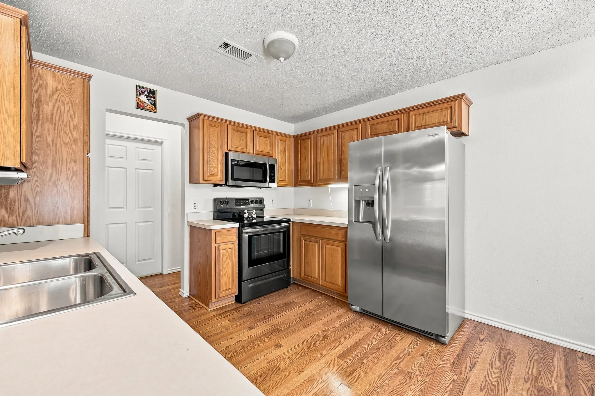 Single Family Residence For Sale in Tarrant County , 1300 Meadowbrook Lane, Crowley, Texas 76036, 3 Bedroom, 2 Bathroom, 2 Garage spaces, 1,532 Sqft, built in 2003, mls#21373782, Real Estate Agent in Crowley, Homes For Sale in Tarrant county, Homes For Sale in Crowley, Realtor in Crowley Texas, Real Estate Brokerage Independent Realty Texas, Luminita Cordes Realtor