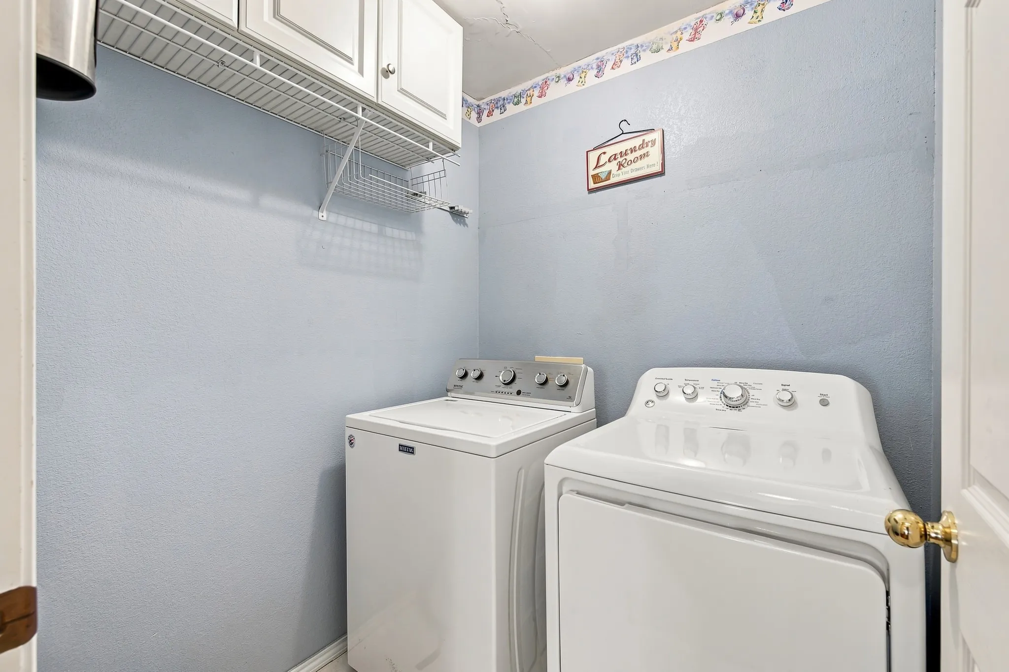 Single Family Residence For Sale in Tarrant County , 1300 Meadowbrook Lane, Crowley, Texas 76036, 3 Bedroom, 2 Bathroom, 2 Garage spaces, 1,532 Sqft, built in 2003, mls#21373782, Real Estate Agent in Crowley, Homes For Sale in Tarrant county, Homes For Sale in Crowley, Realtor in Crowley Texas, Real Estate Brokerage Independent Realty Texas, Luminita Cordes Realtor