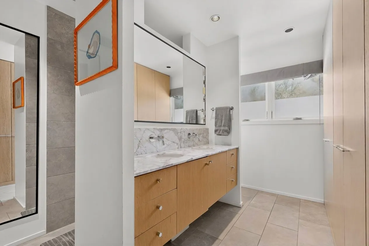 Townhouse For Sale in Dallas County , 4023 Travis Street, Dallas, Texas 75204, 2 Bedroom, 3 Bathroom, 2 Garage spaces, 1,988 Sqft, built in 1971, mls#21377184, Real Estate Agent in Dallas, Homes For Sale in Dallas county, Homes For Sale in Dallas, Realtor in Dallas Texas, Real Estate Brokerage Independent Realty Texas, Luminita Cordes Realtor