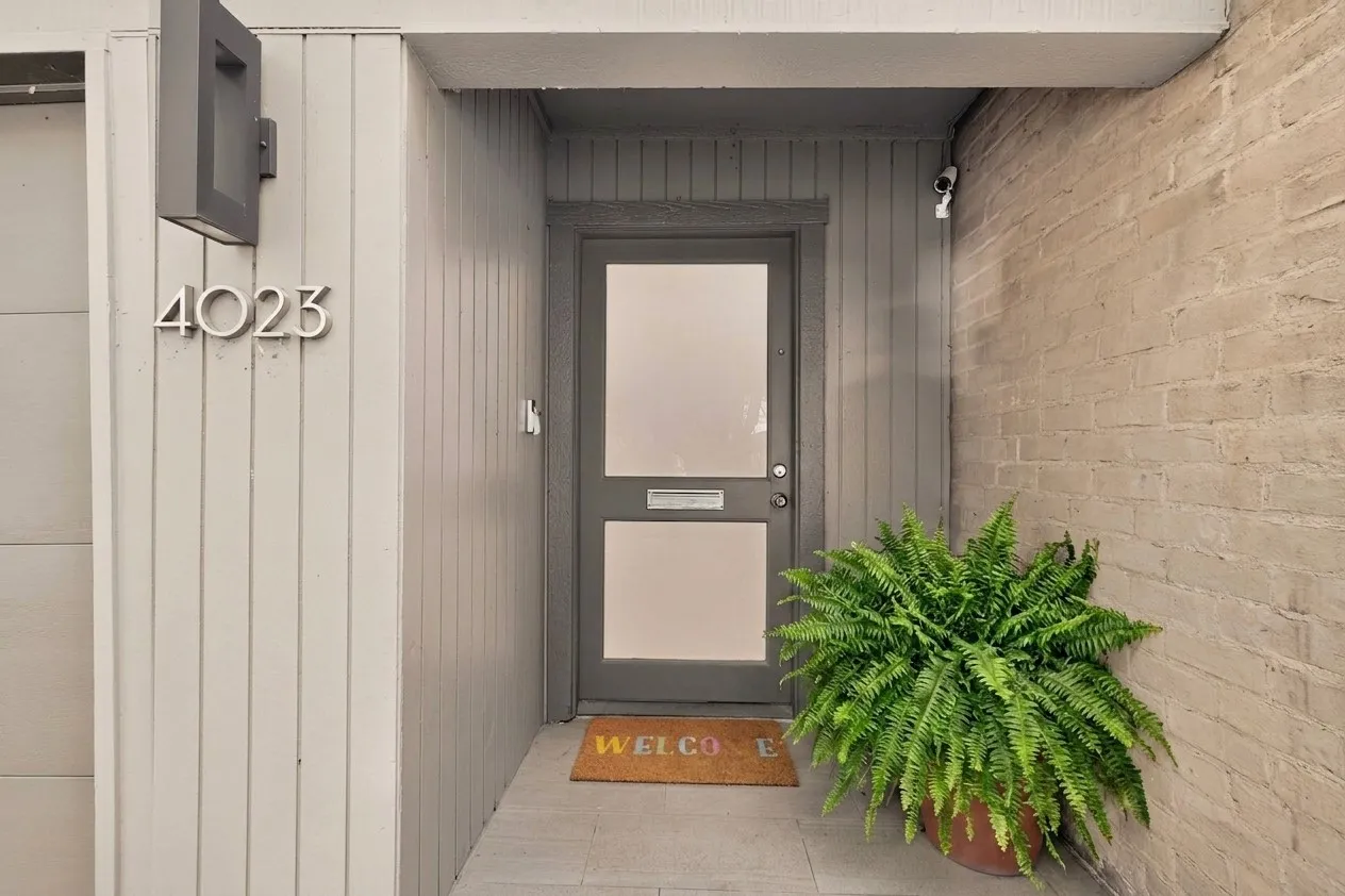 Townhouse For Sale in Dallas County , 4023 Travis Street, Dallas, Texas 75204, 2 Bedroom, 3 Bathroom, 2 Garage spaces, 1,988 Sqft, built in 1971, mls#21377184, Real Estate Agent in Dallas, Homes For Sale in Dallas county, Homes For Sale in Dallas, Realtor in Dallas Texas, Real Estate Brokerage Independent Realty Texas, Luminita Cordes Realtor