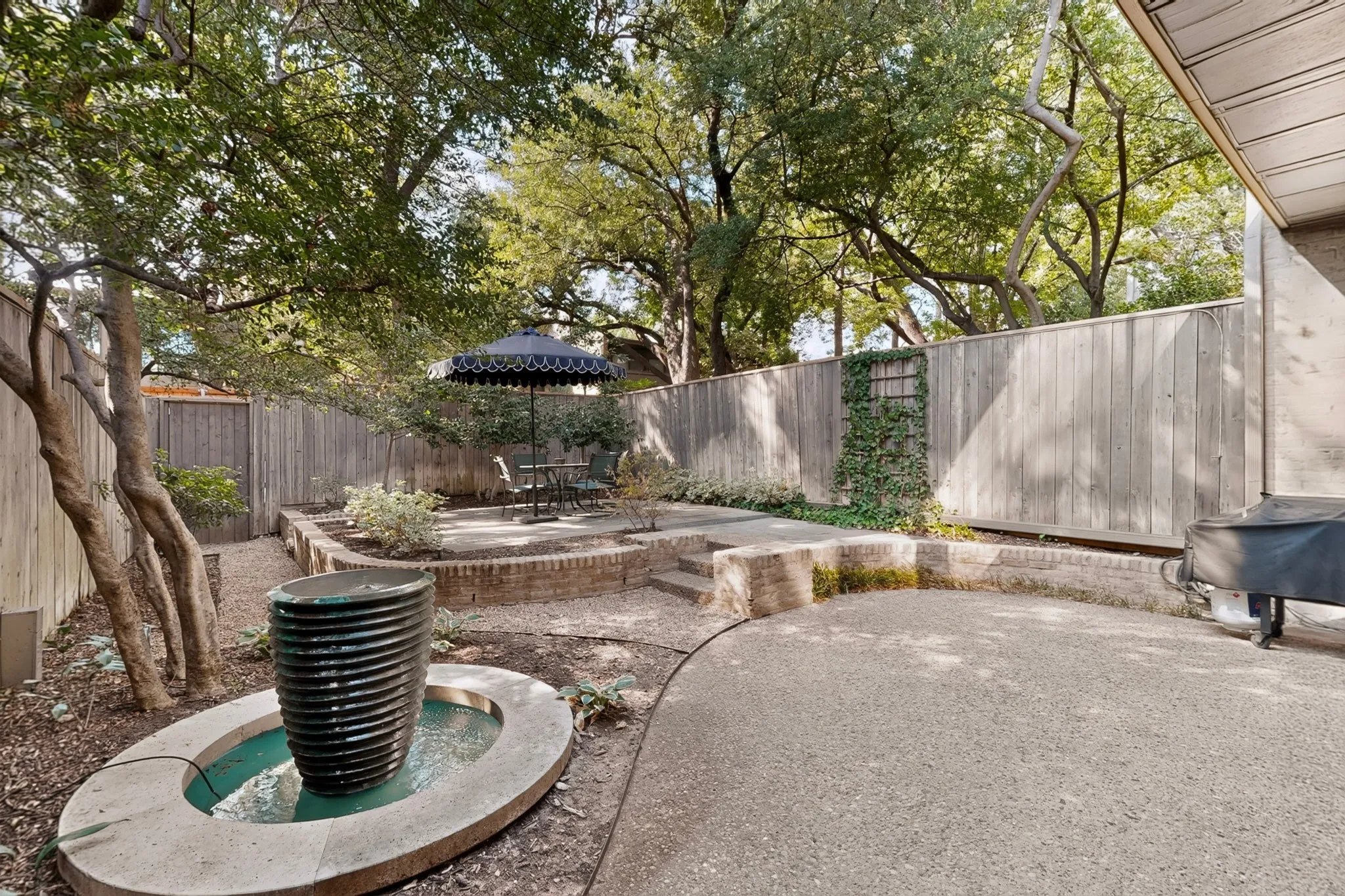 Townhouse For Sale in Dallas County , 4023 Travis Street, Dallas, Texas 75204, 2 Bedroom, 3 Bathroom, 2 Garage spaces, 1,988 Sqft, built in 1971, mls#21377184, Real Estate Agent in Dallas, Homes For Sale in Dallas county, Homes For Sale in Dallas, Realtor in Dallas Texas, Real Estate Brokerage Independent Realty Texas, Luminita Cordes Realtor