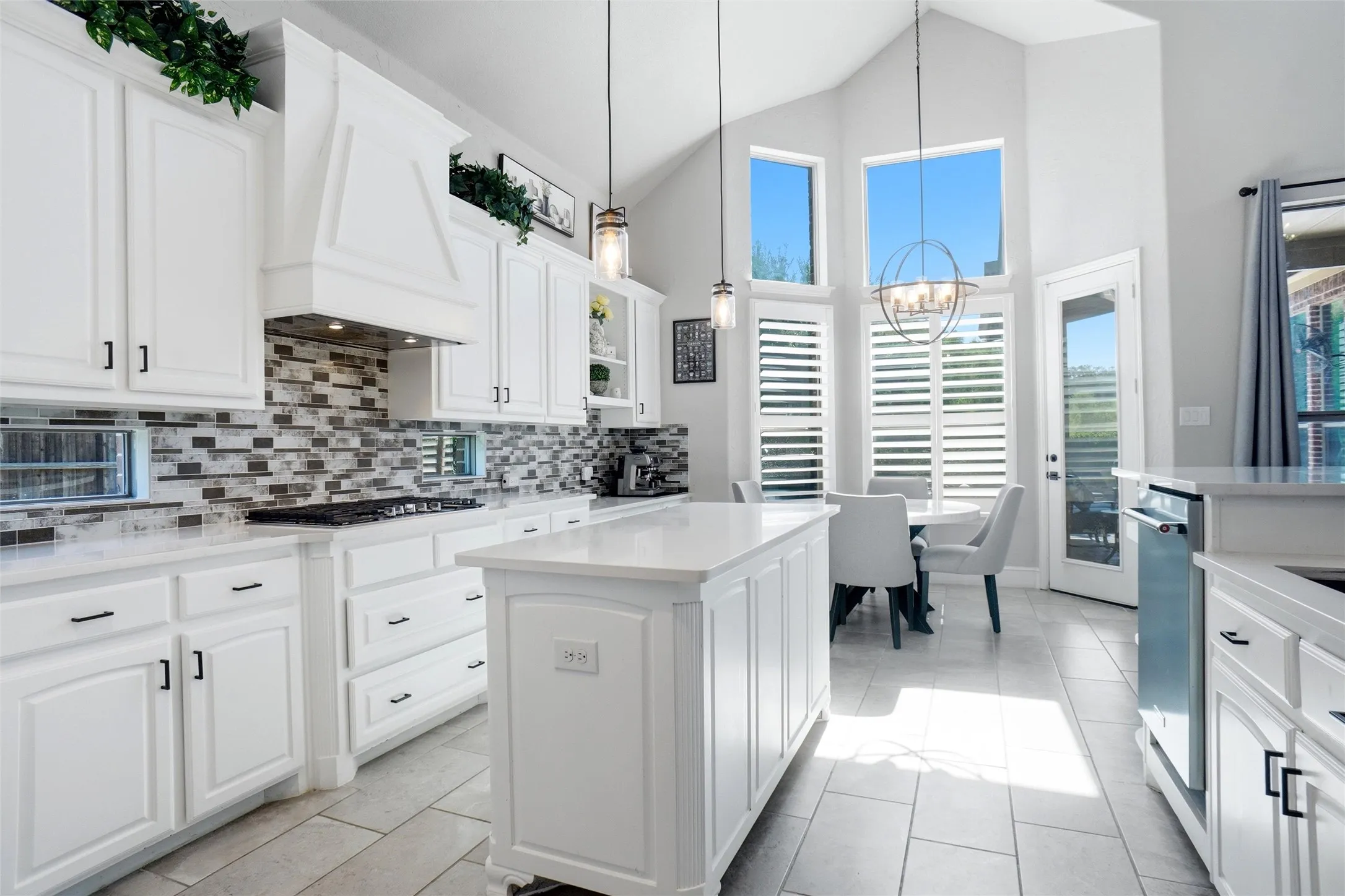 Single Family Residence For Sale in Tarrant County , 1913 Yosemite Lane, Keller, Texas 76248, 5 Bedroom, 4 Bathroom, 3 Garage spaces, 4,040 Sqft, built in 2012, mls#21377398, Real Estate Agent in Keller, Homes For Sale in Tarrant county, Homes For Sale in Keller, Realtor in Keller Texas, Real Estate Brokerage Independent Realty Texas, Luminita Cordes Realtor