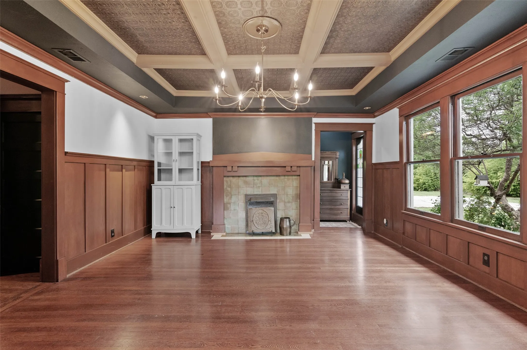 Single Family Residence For Rent in Collin County , 706 S Main Street, Farmersville, Texas 75442, 4 Bedroom, 4 Bathroom, Garage spaces, 4,159 Sqft, built in 1914, mls#21377446, Real Estate Agent in Farmersville, Homes For Rent in Collin county, Homes For Rent in Farmersville, Realtor in Farmersville Texas, Real Estate Brokerage Independent Realty Texas, Luminita Cordes Realtor