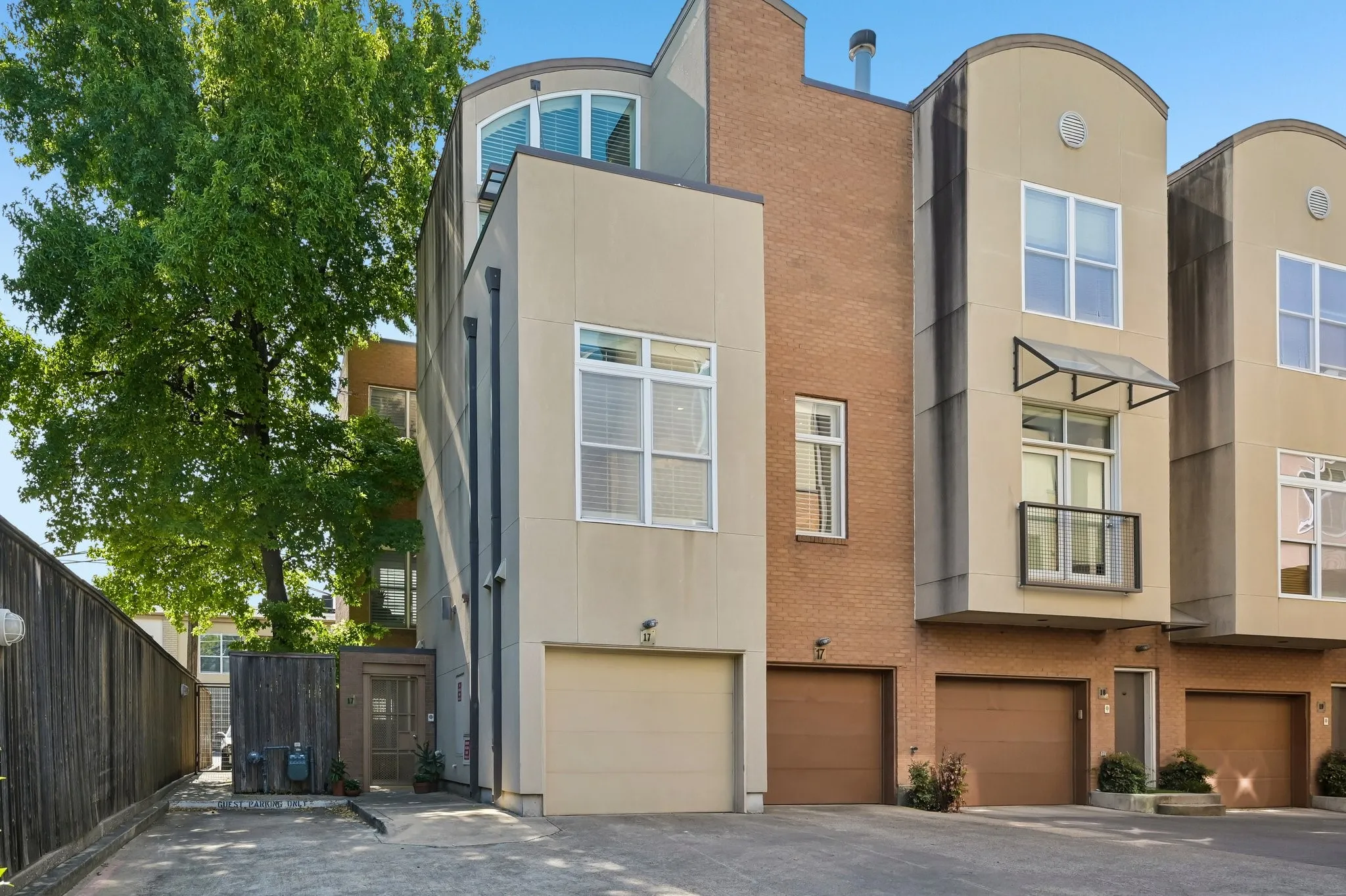 Condominium For Sale in Dallas County , 4310 Buena Vista Street 17, Dallas, Texas 75205, 3 Bedroom, 4 Bathroom, 2 Garage spaces, 2,481 Sqft, built in 2000, mls#21369330, Real Estate Agent in Dallas, Homes For Sale in Dallas county, Homes For Sale in Dallas, Realtor in Dallas Texas, Real Estate Brokerage Independent Realty Texas, Luminita Cordes Realtor