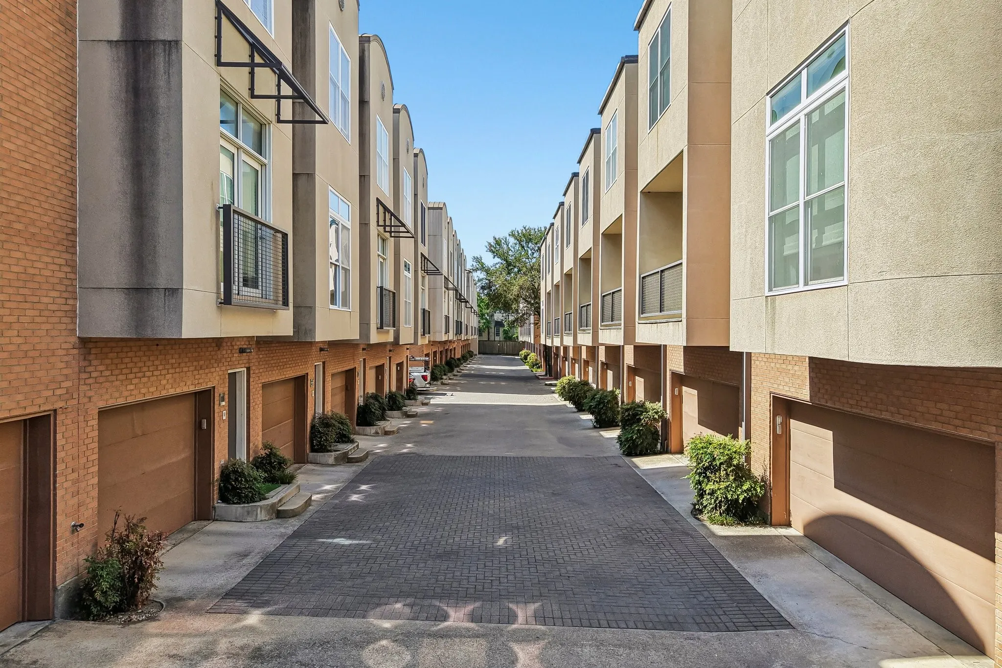 Condominium For Sale in Dallas County , 4310 Buena Vista Street 17, Dallas, Texas 75205, 3 Bedroom, 4 Bathroom, 2 Garage spaces, 2,481 Sqft, built in 2000, mls#21369330, Real Estate Agent in Dallas, Homes For Sale in Dallas county, Homes For Sale in Dallas, Realtor in Dallas Texas, Real Estate Brokerage Independent Realty Texas, Luminita Cordes Realtor