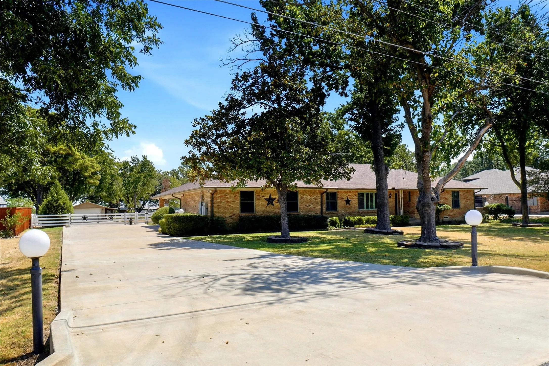 Single Family Residence For Sale in Dallas County , 116 N Paschall Road, Sunnyvale, Texas 75182, 3 Bedroom, 2 Bathroom, 2 Garage spaces, 2,627 Sqft, built in 1968, mls#21368308, Real Estate Agent in Sunnyvale, Homes For Sale in Dallas county, Homes For Sale in Sunnyvale, Realtor in Sunnyvale Texas, Real Estate Brokerage Independent Realty Texas, Luminita Cordes Realtor