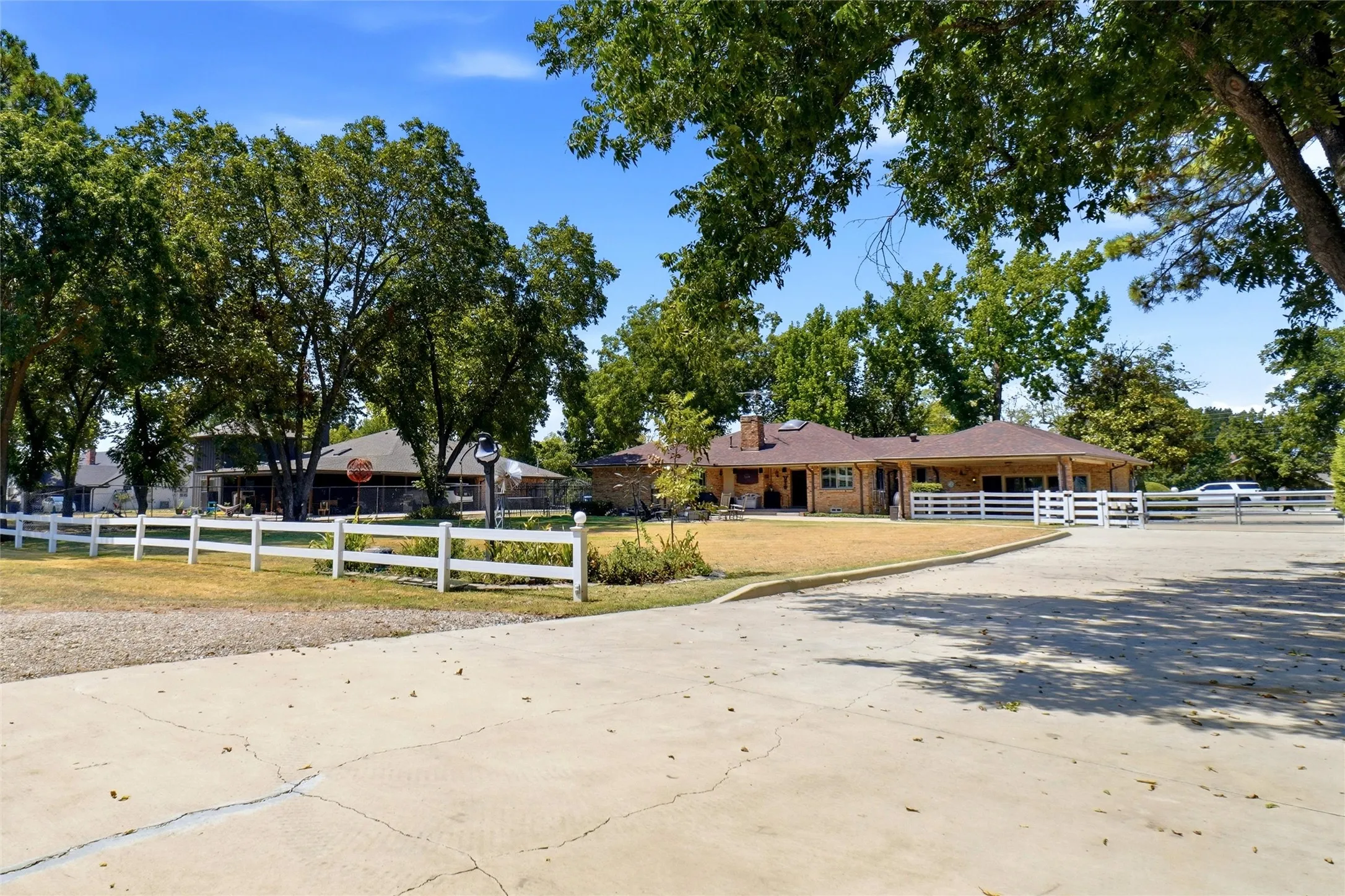Single Family Residence For Sale in Dallas County , 116 N Paschall Road, Sunnyvale, Texas 75182, 3 Bedroom, 2 Bathroom, 2 Garage spaces, 2,627 Sqft, built in 1968, mls#21368308, Real Estate Agent in Sunnyvale, Homes For Sale in Dallas county, Homes For Sale in Sunnyvale, Realtor in Sunnyvale Texas, Real Estate Brokerage Independent Realty Texas, Luminita Cordes Realtor