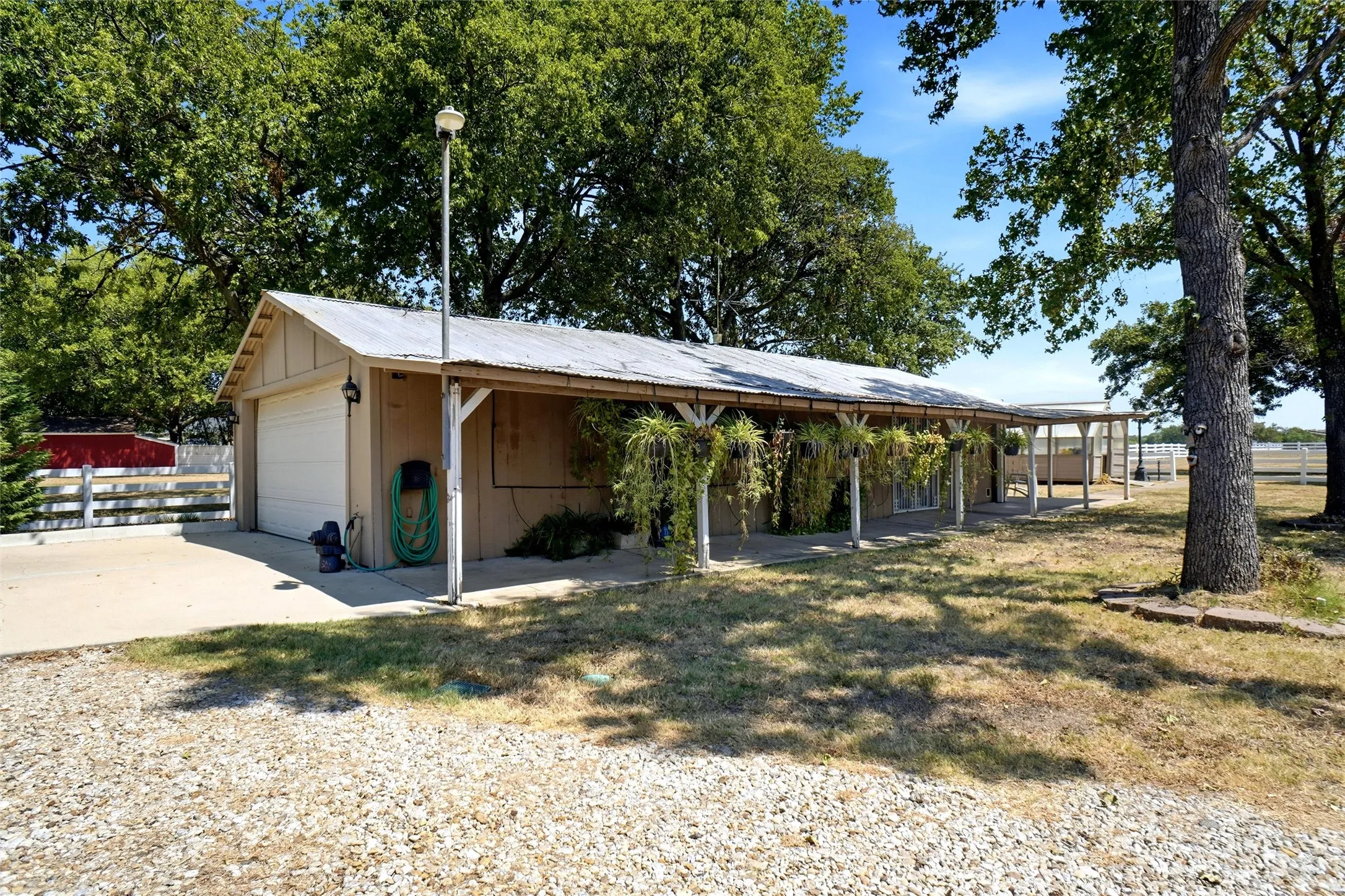 Single Family Residence For Sale in Dallas County , 116 N Paschall Road, Sunnyvale, Texas 75182, 3 Bedroom, 2 Bathroom, 2 Garage spaces, 2,627 Sqft, built in 1968, mls#21368308, Real Estate Agent in Sunnyvale, Homes For Sale in Dallas county, Homes For Sale in Sunnyvale, Realtor in Sunnyvale Texas, Real Estate Brokerage Independent Realty Texas, Luminita Cordes Realtor