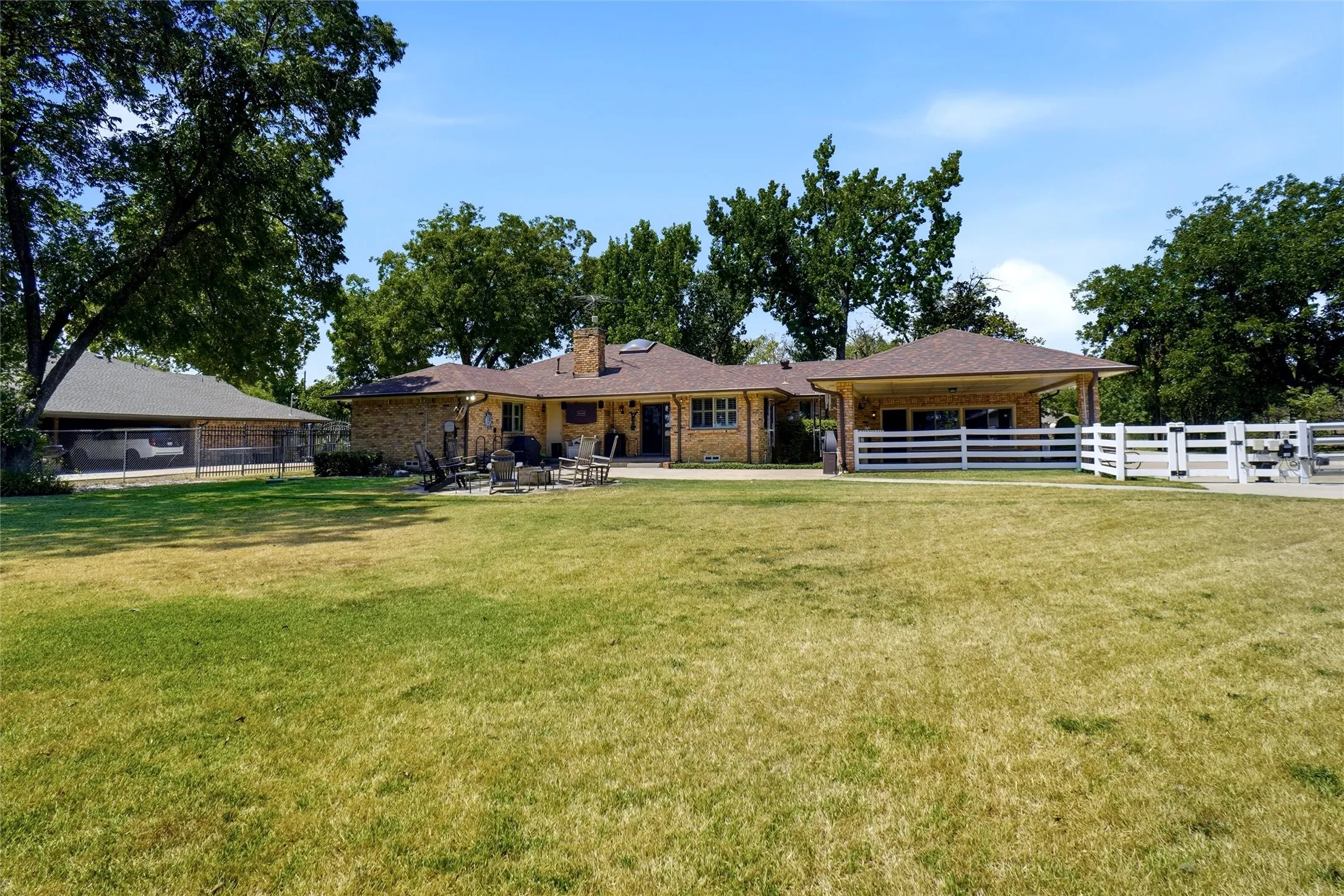 Single Family Residence For Sale in Dallas County , 116 N Paschall Road, Sunnyvale, Texas 75182, 3 Bedroom, 2 Bathroom, 2 Garage spaces, 2,627 Sqft, built in 1968, mls#21368308, Real Estate Agent in Sunnyvale, Homes For Sale in Dallas county, Homes For Sale in Sunnyvale, Realtor in Sunnyvale Texas, Real Estate Brokerage Independent Realty Texas, Luminita Cordes Realtor