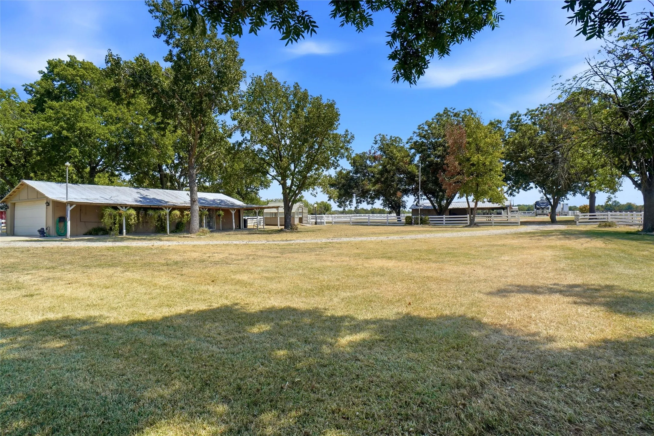 Single Family Residence For Sale in Dallas County , 116 N Paschall Road, Sunnyvale, Texas 75182, 3 Bedroom, 2 Bathroom, 2 Garage spaces, 2,627 Sqft, built in 1968, mls#21368308, Real Estate Agent in Sunnyvale, Homes For Sale in Dallas county, Homes For Sale in Sunnyvale, Realtor in Sunnyvale Texas, Real Estate Brokerage Independent Realty Texas, Luminita Cordes Realtor