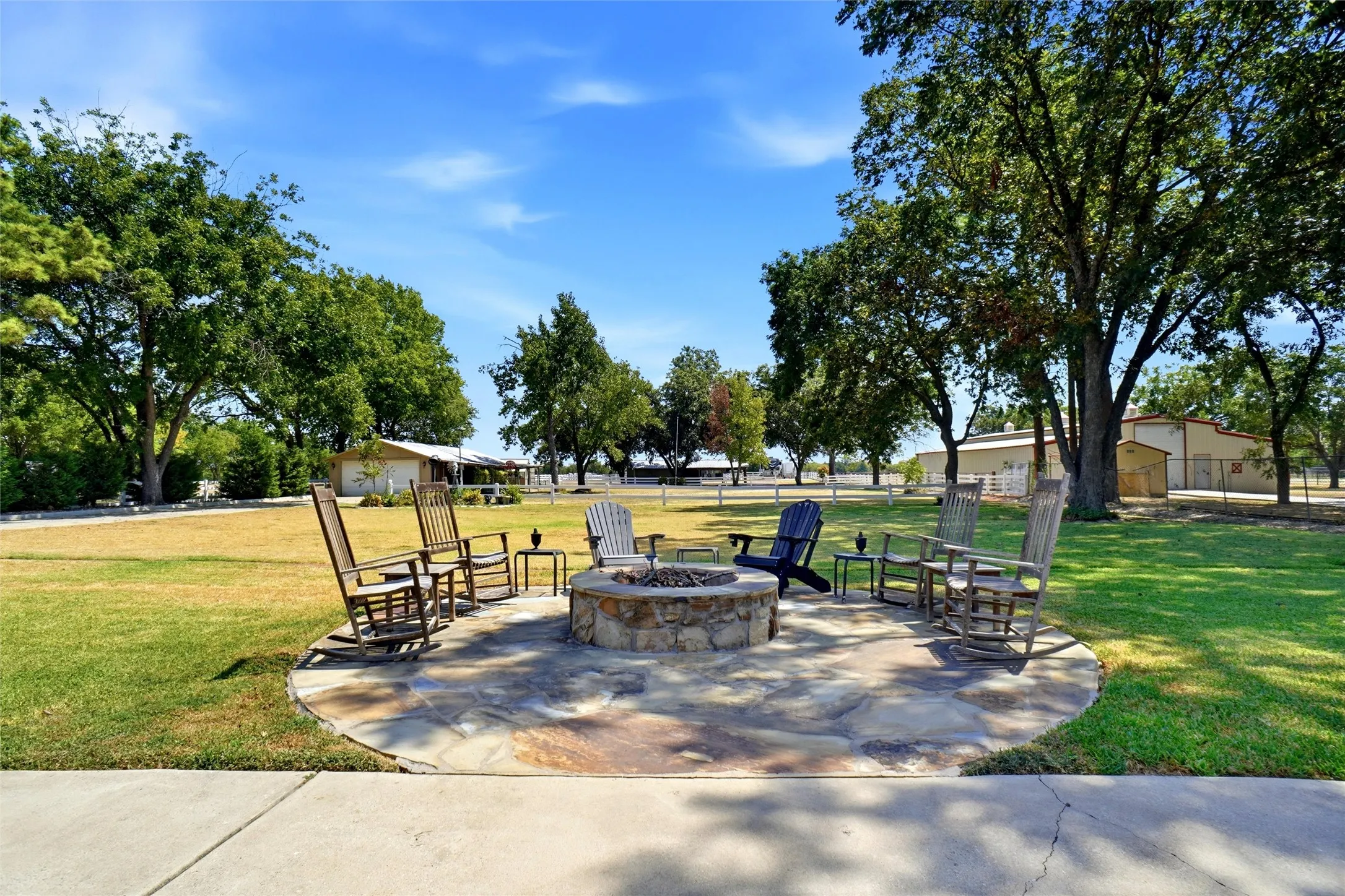 Single Family Residence For Sale in Dallas County , 116 N Paschall Road, Sunnyvale, Texas 75182, 3 Bedroom, 2 Bathroom, 2 Garage spaces, 2,627 Sqft, built in 1968, mls#21368308, Real Estate Agent in Sunnyvale, Homes For Sale in Dallas county, Homes For Sale in Sunnyvale, Realtor in Sunnyvale Texas, Real Estate Brokerage Independent Realty Texas, Luminita Cordes Realtor