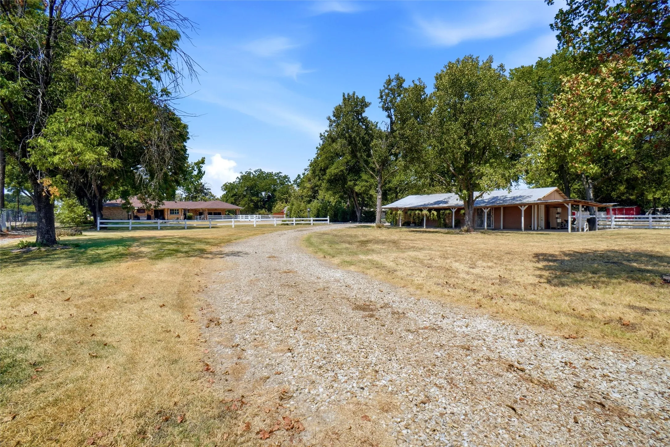 Single Family Residence For Sale in Dallas County , 116 N Paschall Road, Sunnyvale, Texas 75182, 3 Bedroom, 2 Bathroom, 2 Garage spaces, 2,627 Sqft, built in 1968, mls#21368308, Real Estate Agent in Sunnyvale, Homes For Sale in Dallas county, Homes For Sale in Sunnyvale, Realtor in Sunnyvale Texas, Real Estate Brokerage Independent Realty Texas, Luminita Cordes Realtor