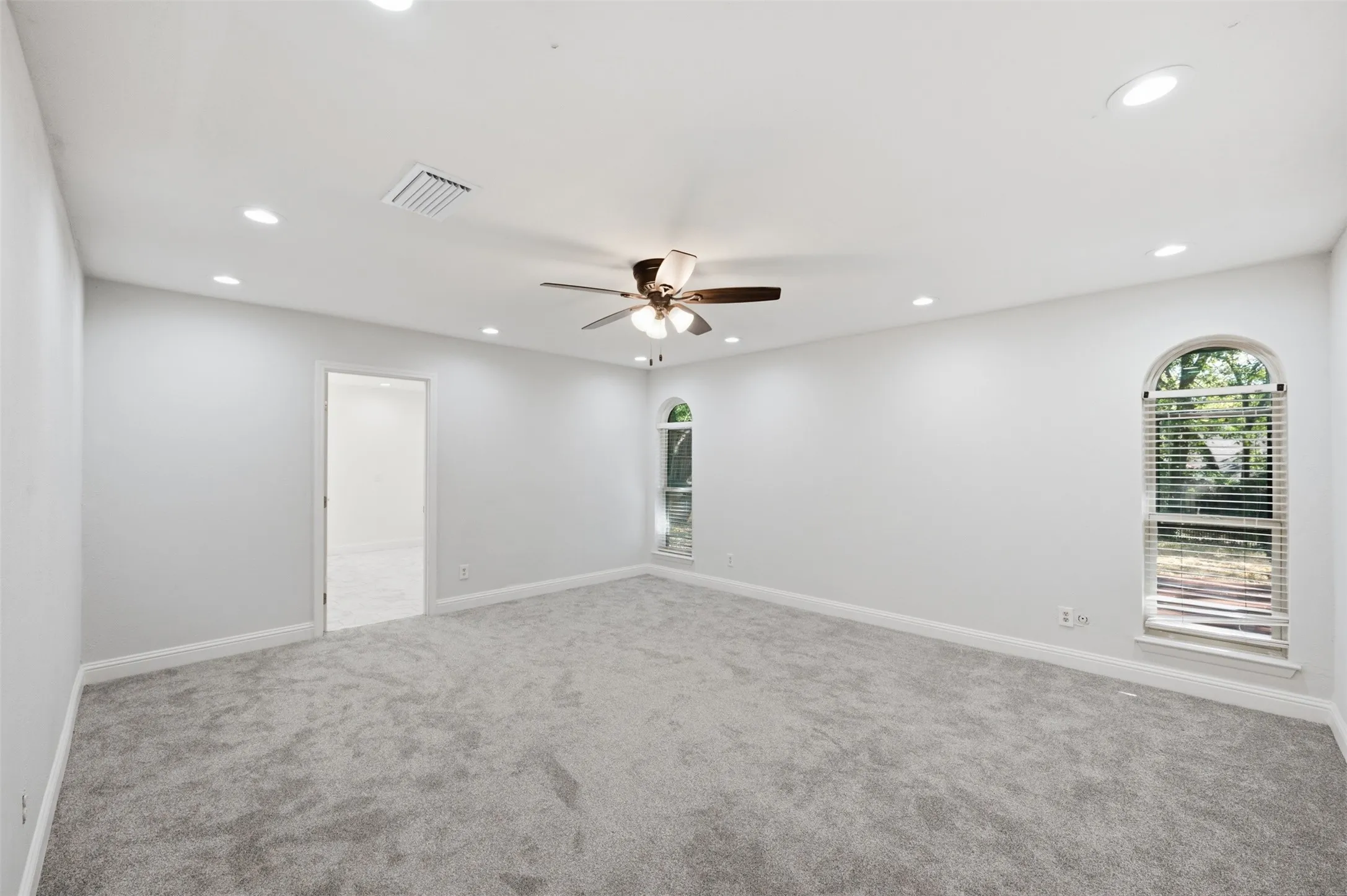 Single Family Residence For Sale in Tarrant County , 2105 Wilson Drive, Arlington, Texas 76011, 4 Bedroom, 3 Bathroom, 2 Garage spaces, 2,547 Sqft, built in 1974, mls#21373191, Real Estate Agent in Arlington, Homes For Sale in Tarrant county, Homes For Sale in Arlington, Realtor in Arlington Texas, Real Estate Brokerage Independent Realty Texas, Luminita Cordes Realtor