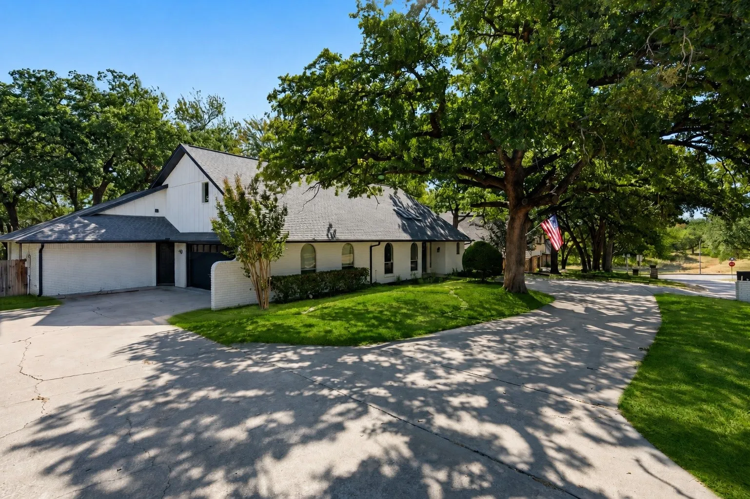 Single Family Residence For Sale in Tarrant County , 2105 Wilson Drive, Arlington, Texas 76011, 4 Bedroom, 3 Bathroom, 2 Garage spaces, 2,547 Sqft, built in 1974, mls#21373191, Real Estate Agent in Arlington, Homes For Sale in Tarrant county, Homes For Sale in Arlington, Realtor in Arlington Texas, Real Estate Brokerage Independent Realty Texas, Luminita Cordes Realtor