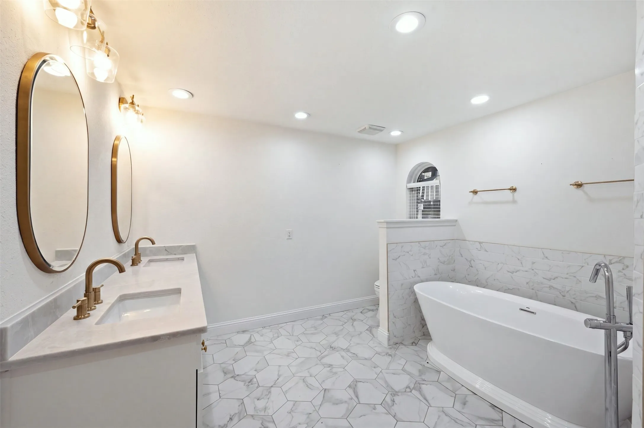 Single Family Residence For Sale in Tarrant County , 2105 Wilson Drive, Arlington, Texas 76011, 4 Bedroom, 3 Bathroom, 2 Garage spaces, 2,547 Sqft, built in 1974, mls#21373191, Real Estate Agent in Arlington, Homes For Sale in Tarrant county, Homes For Sale in Arlington, Realtor in Arlington Texas, Real Estate Brokerage Independent Realty Texas, Luminita Cordes Realtor
