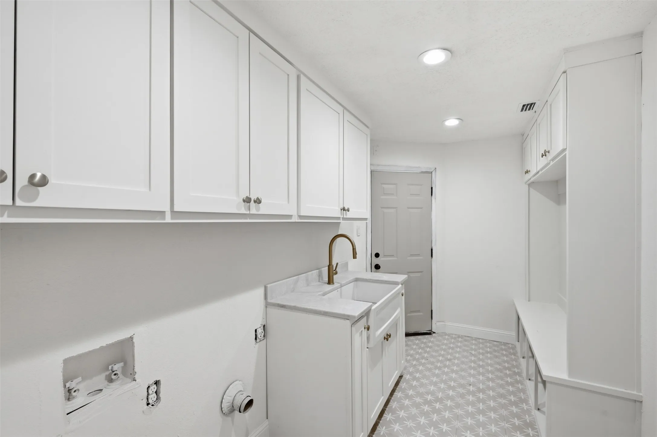 Single Family Residence For Sale in Tarrant County , 2105 Wilson Drive, Arlington, Texas 76011, 4 Bedroom, 3 Bathroom, 2 Garage spaces, 2,547 Sqft, built in 1974, mls#21373191, Real Estate Agent in Arlington, Homes For Sale in Tarrant county, Homes For Sale in Arlington, Realtor in Arlington Texas, Real Estate Brokerage Independent Realty Texas, Luminita Cordes Realtor