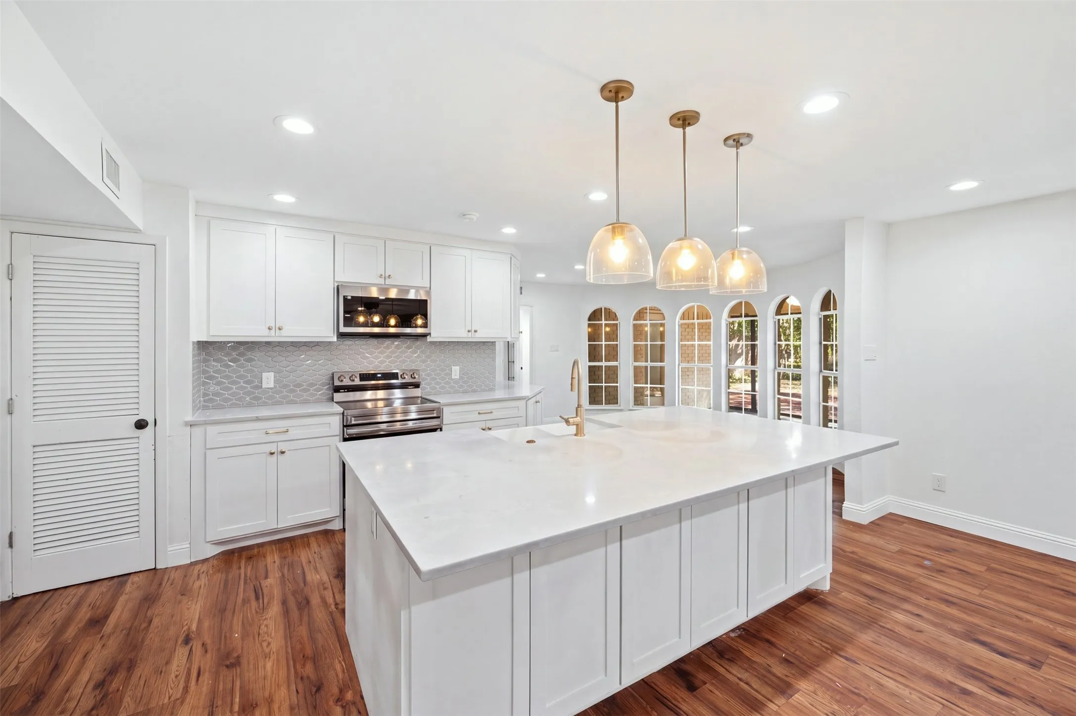 Single Family Residence For Sale in Tarrant County , 2105 Wilson Drive, Arlington, Texas 76011, 4 Bedroom, 3 Bathroom, 2 Garage spaces, 2,547 Sqft, built in 1974, mls#21373191, Real Estate Agent in Arlington, Homes For Sale in Tarrant county, Homes For Sale in Arlington, Realtor in Arlington Texas, Real Estate Brokerage Independent Realty Texas, Luminita Cordes Realtor