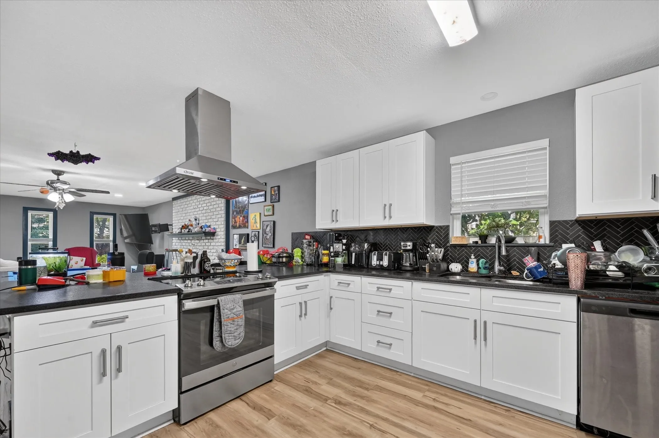 Single Family Residence For Sale in Dallas County , 822 Cambridge Place, Grand Prairie, Texas 75051, 3 Bedroom, 2 Bathroom, 2 Garage spaces, 1,820 Sqft, built in 1969, mls#21377191, Real Estate Agent in Grand Prairie, Homes For Sale in Dallas county, Homes For Sale in Grand Prairie, Realtor in Grand Prairie Texas, Real Estate Brokerage Independent Realty Texas, Luminita Cordes Realtor