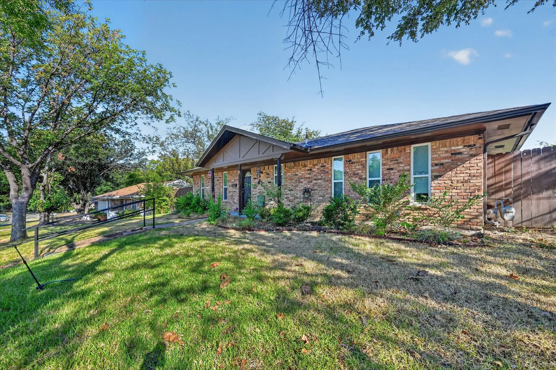 Single Family Residence For Sale in Dallas County , 822 Cambridge Place, Grand Prairie, Texas 75051, 3 Bedroom, 2 Bathroom, 2 Garage spaces, 1,820 Sqft, built in 1969, mls#21377191, Real Estate Agent in Grand Prairie, Homes For Sale in Dallas county, Homes For Sale in Grand Prairie, Realtor in Grand Prairie Texas, Real Estate Brokerage Independent Realty Texas, Luminita Cordes Realtor