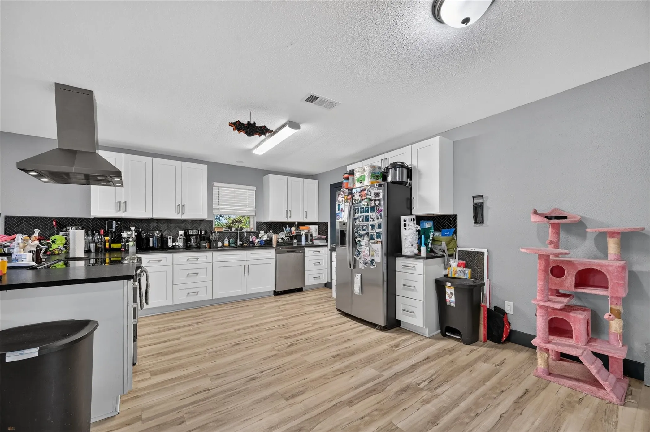 Single Family Residence For Sale in Dallas County , 822 Cambridge Place, Grand Prairie, Texas 75051, 3 Bedroom, 2 Bathroom, 2 Garage spaces, 1,820 Sqft, built in 1969, mls#21377191, Real Estate Agent in Grand Prairie, Homes For Sale in Dallas county, Homes For Sale in Grand Prairie, Realtor in Grand Prairie Texas, Real Estate Brokerage Independent Realty Texas, Luminita Cordes Realtor