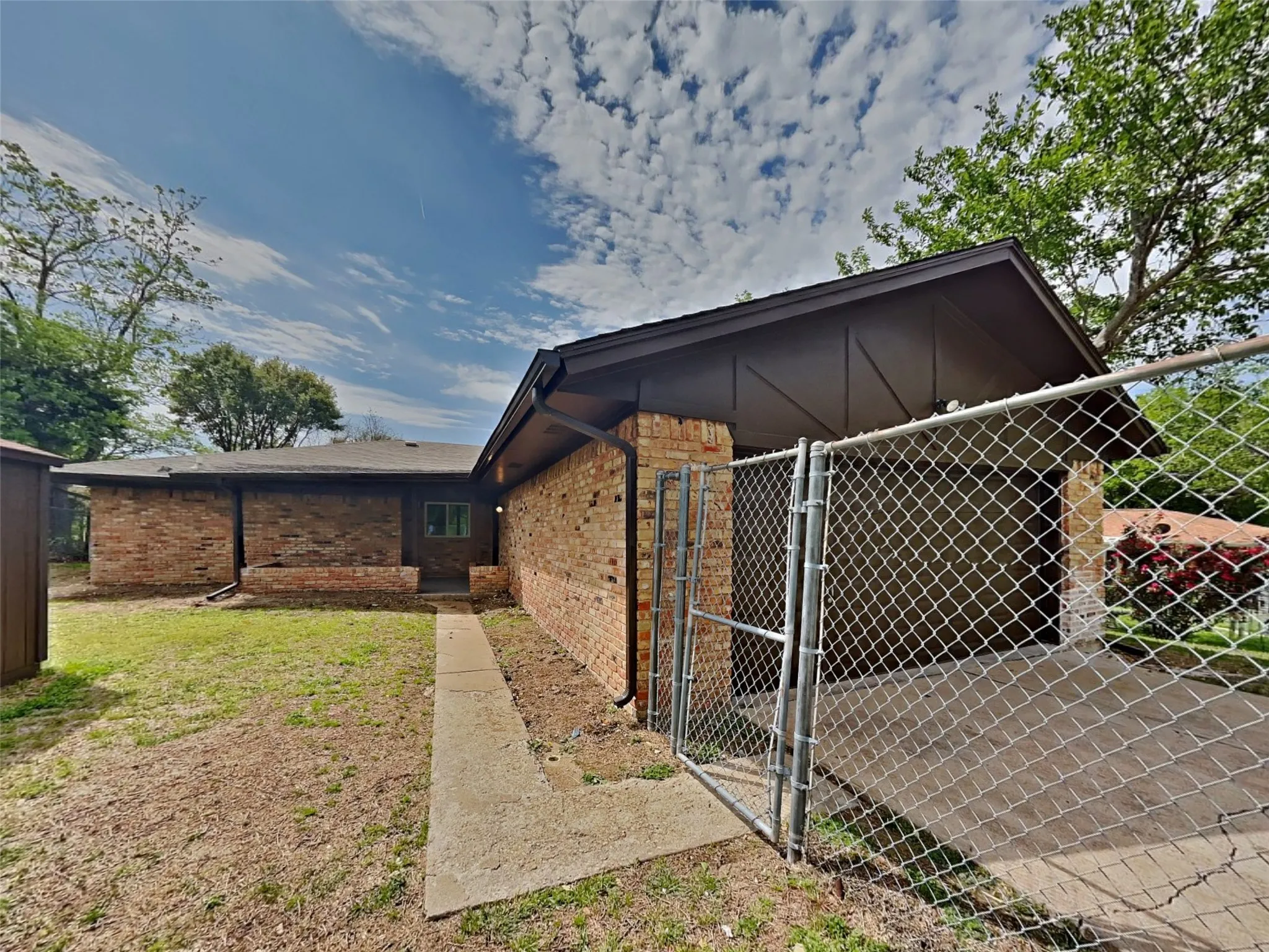 Single Family Residence For Sale in Dallas County , 822 Cambridge Place, Grand Prairie, Texas 75051, 3 Bedroom, 2 Bathroom, 2 Garage spaces, 1,820 Sqft, built in 1969, mls#21377191, Real Estate Agent in Grand Prairie, Homes For Sale in Dallas county, Homes For Sale in Grand Prairie, Realtor in Grand Prairie Texas, Real Estate Brokerage Independent Realty Texas, Luminita Cordes Realtor