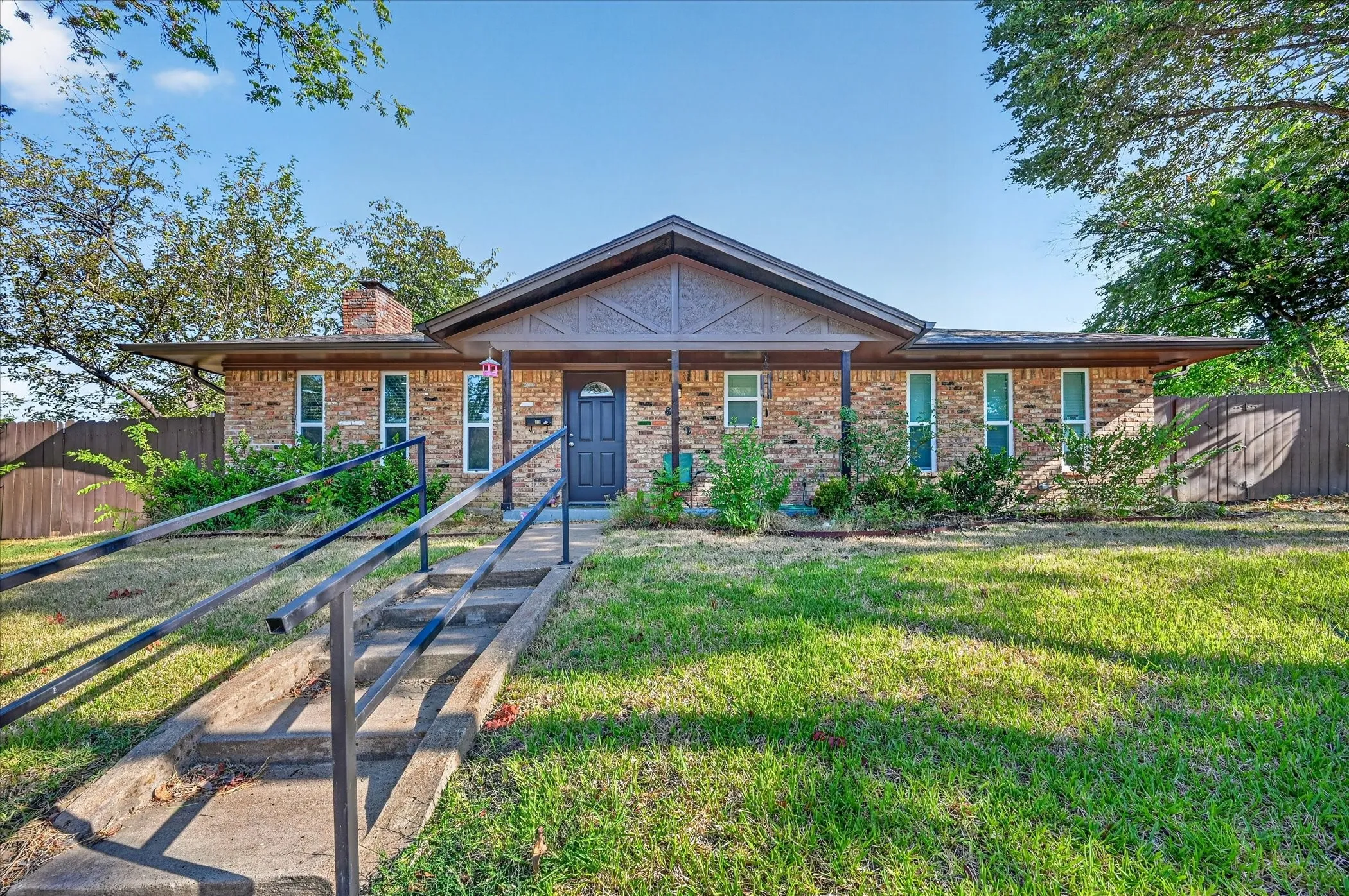 Single Family Residence For Sale in Dallas County , 822 Cambridge Place, Grand Prairie, Texas 75051, 3 Bedroom, 2 Bathroom, 2 Garage spaces, 1,820 Sqft, built in 1969, mls#21377191, Real Estate Agent in Grand Prairie, Homes For Sale in Dallas county, Homes For Sale in Grand Prairie, Realtor in Grand Prairie Texas, Real Estate Brokerage Independent Realty Texas, Luminita Cordes Realtor