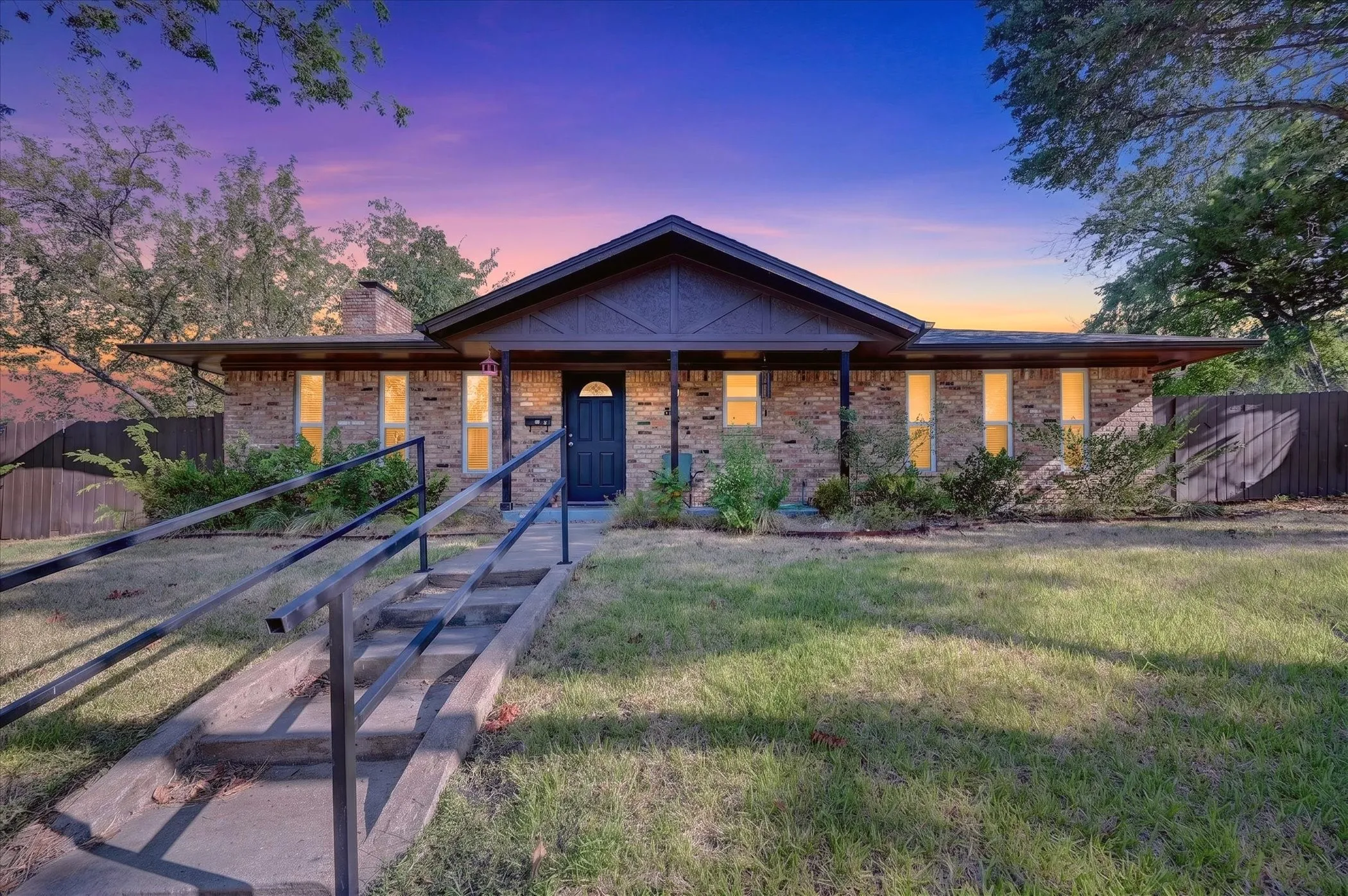 Single Family Residence For Sale in Dallas County , 822 Cambridge Place, Grand Prairie, Texas 75051, 3 Bedroom, 2 Bathroom, 2 Garage spaces, 1,820 Sqft, built in 1969, mls#21377191, Real Estate Agent in Grand Prairie, Homes For Sale in Dallas county, Homes For Sale in Grand Prairie, Realtor in Grand Prairie Texas, Real Estate Brokerage Independent Realty Texas, Luminita Cordes Realtor