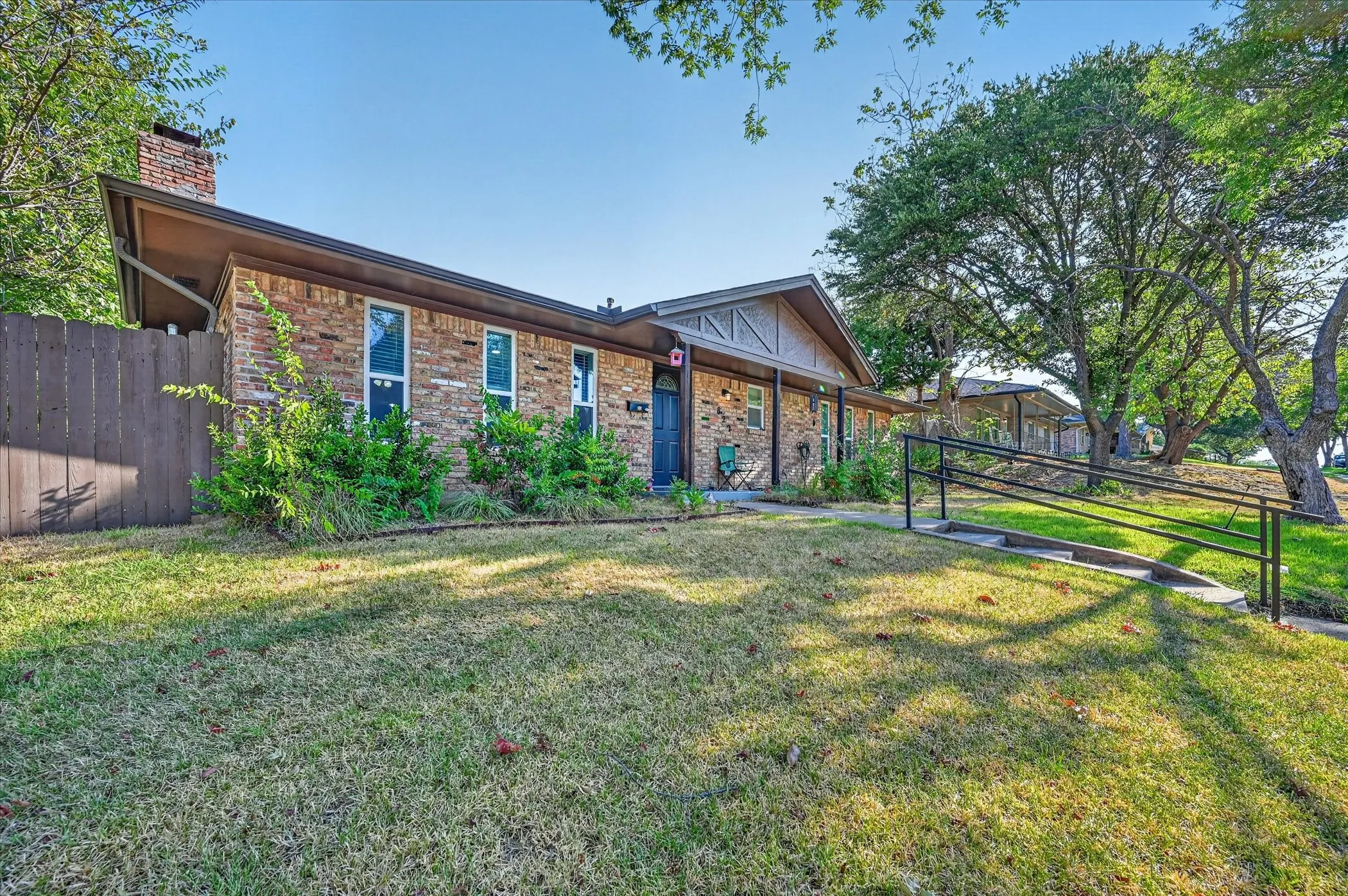Single Family Residence For Sale in Dallas County , 822 Cambridge Place, Grand Prairie, Texas 75051, 3 Bedroom, 2 Bathroom, 2 Garage spaces, 1,820 Sqft, built in 1969, mls#21377191, Real Estate Agent in Grand Prairie, Homes For Sale in Dallas county, Homes For Sale in Grand Prairie, Realtor in Grand Prairie Texas, Real Estate Brokerage Independent Realty Texas, Luminita Cordes Realtor