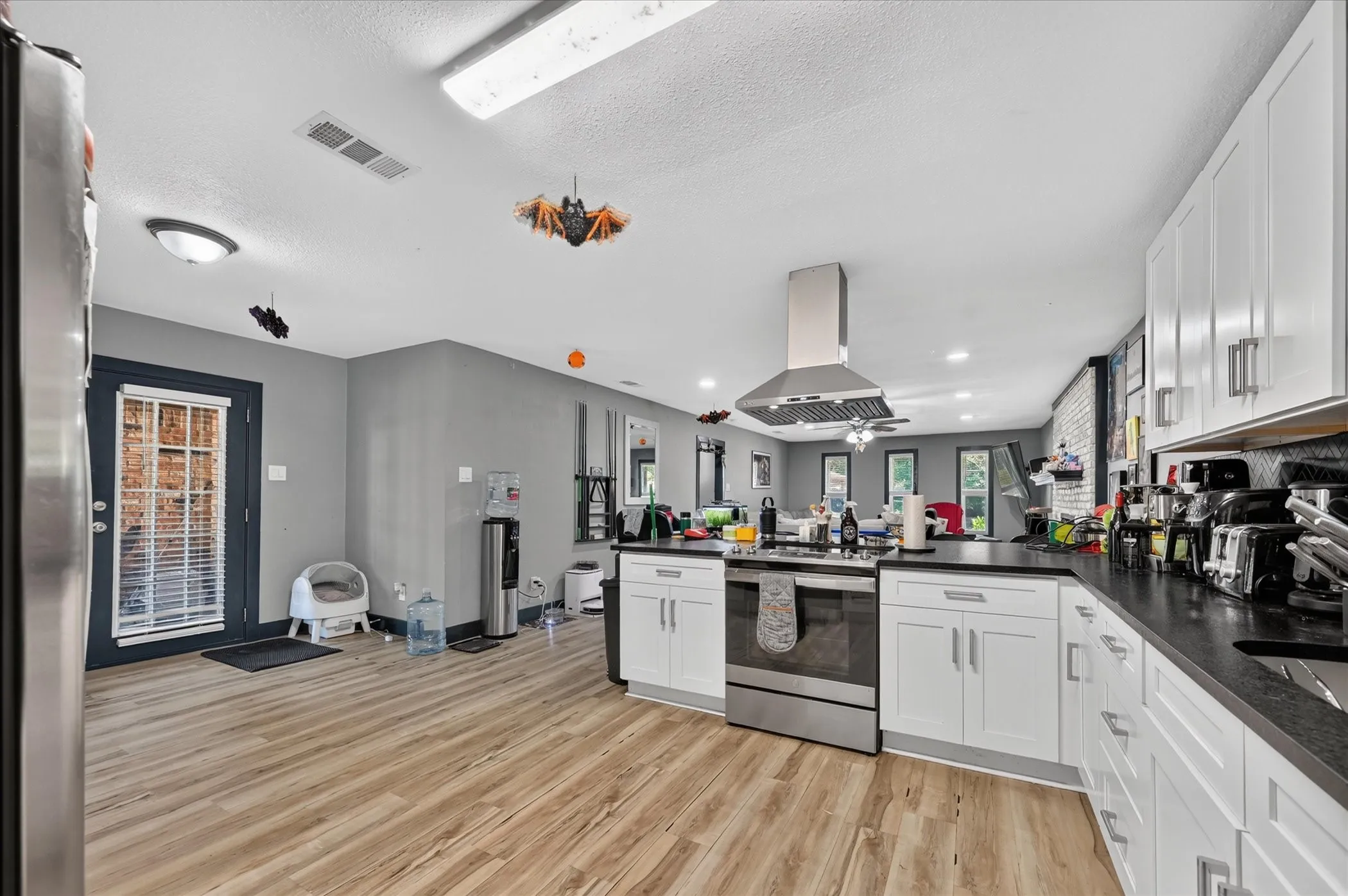 Single Family Residence For Sale in Dallas County , 822 Cambridge Place, Grand Prairie, Texas 75051, 3 Bedroom, 2 Bathroom, 2 Garage spaces, 1,820 Sqft, built in 1969, mls#21377191, Real Estate Agent in Grand Prairie, Homes For Sale in Dallas county, Homes For Sale in Grand Prairie, Realtor in Grand Prairie Texas, Real Estate Brokerage Independent Realty Texas, Luminita Cordes Realtor