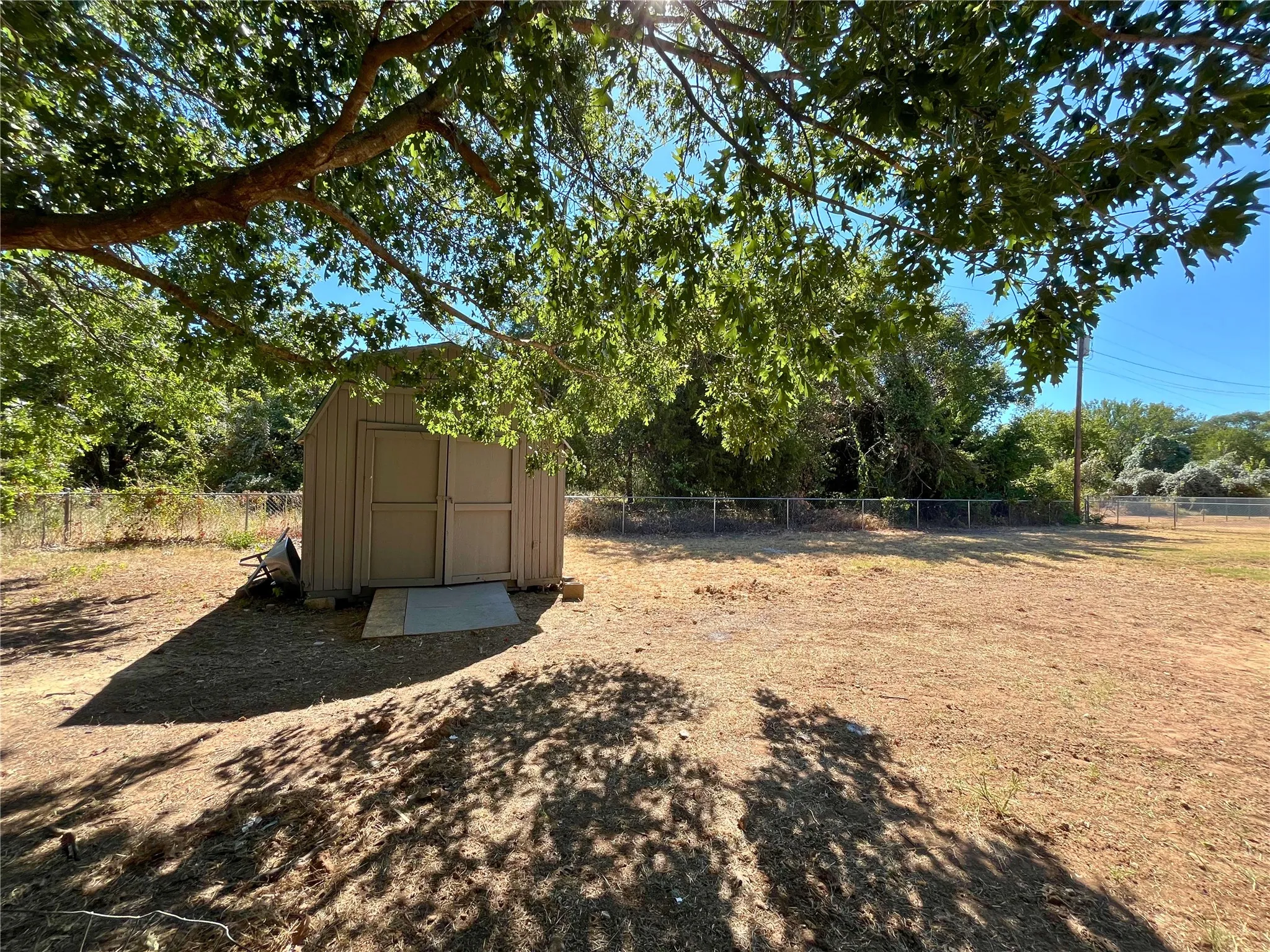 Single Family Residence For Sale in Johnson County , 221 Mockingbird Meadows, Burleson, Texas 76028, 3 Bedroom, 2 Bathroom, Garage spaces, 1,321 Sqft, built in 1982, mls#21373777, Real Estate Agent in Burleson, Homes For Sale in Johnson county, Homes For Sale in Burleson, Realtor in Burleson Texas, Real Estate Brokerage Independent Realty Texas, Luminita Cordes Realtor