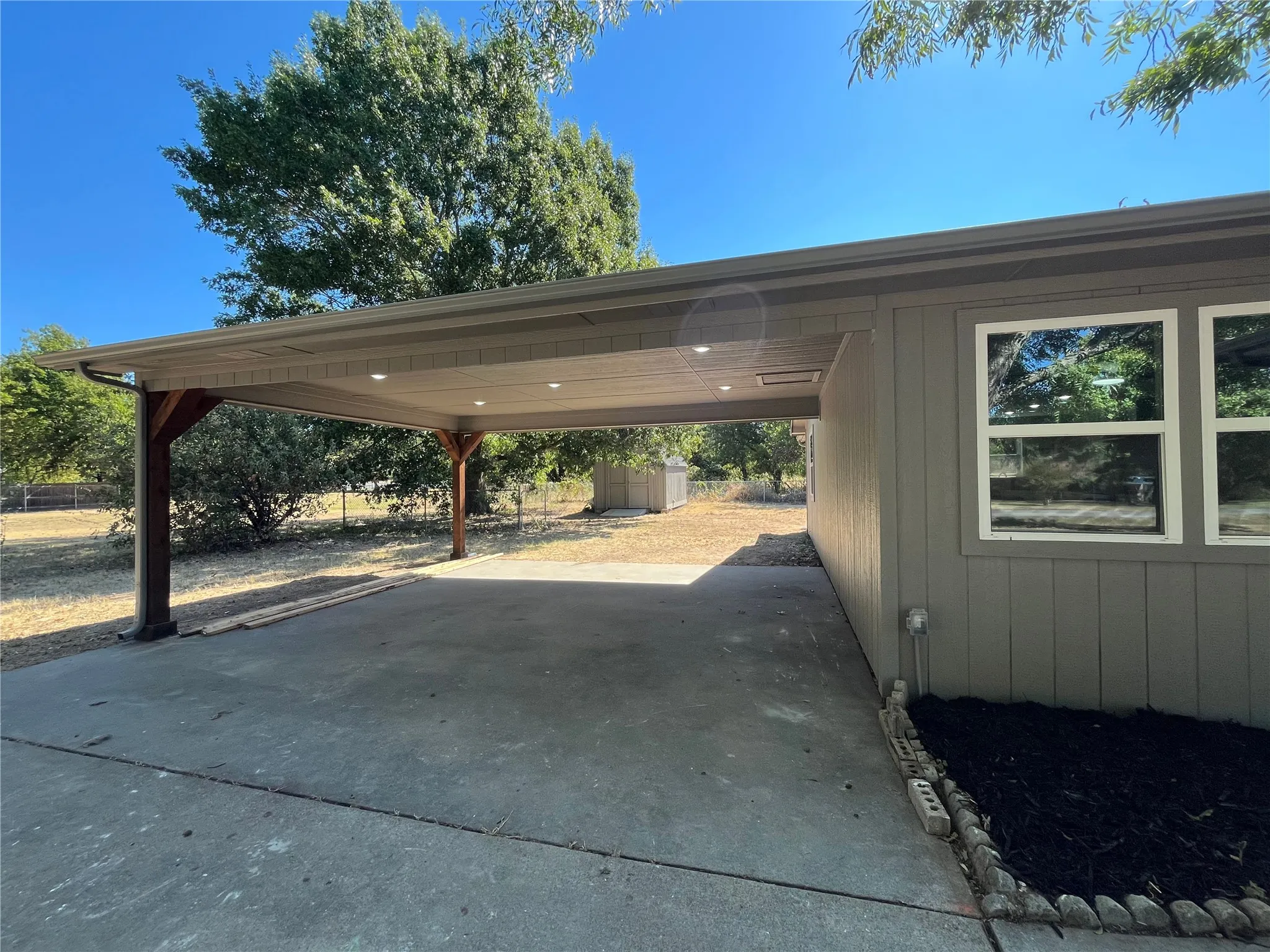 Single Family Residence For Sale in Johnson County , 221 Mockingbird Meadows, Burleson, Texas 76028, 3 Bedroom, 2 Bathroom, Garage spaces, 1,321 Sqft, built in 1982, mls#21373777, Real Estate Agent in Burleson, Homes For Sale in Johnson county, Homes For Sale in Burleson, Realtor in Burleson Texas, Real Estate Brokerage Independent Realty Texas, Luminita Cordes Realtor