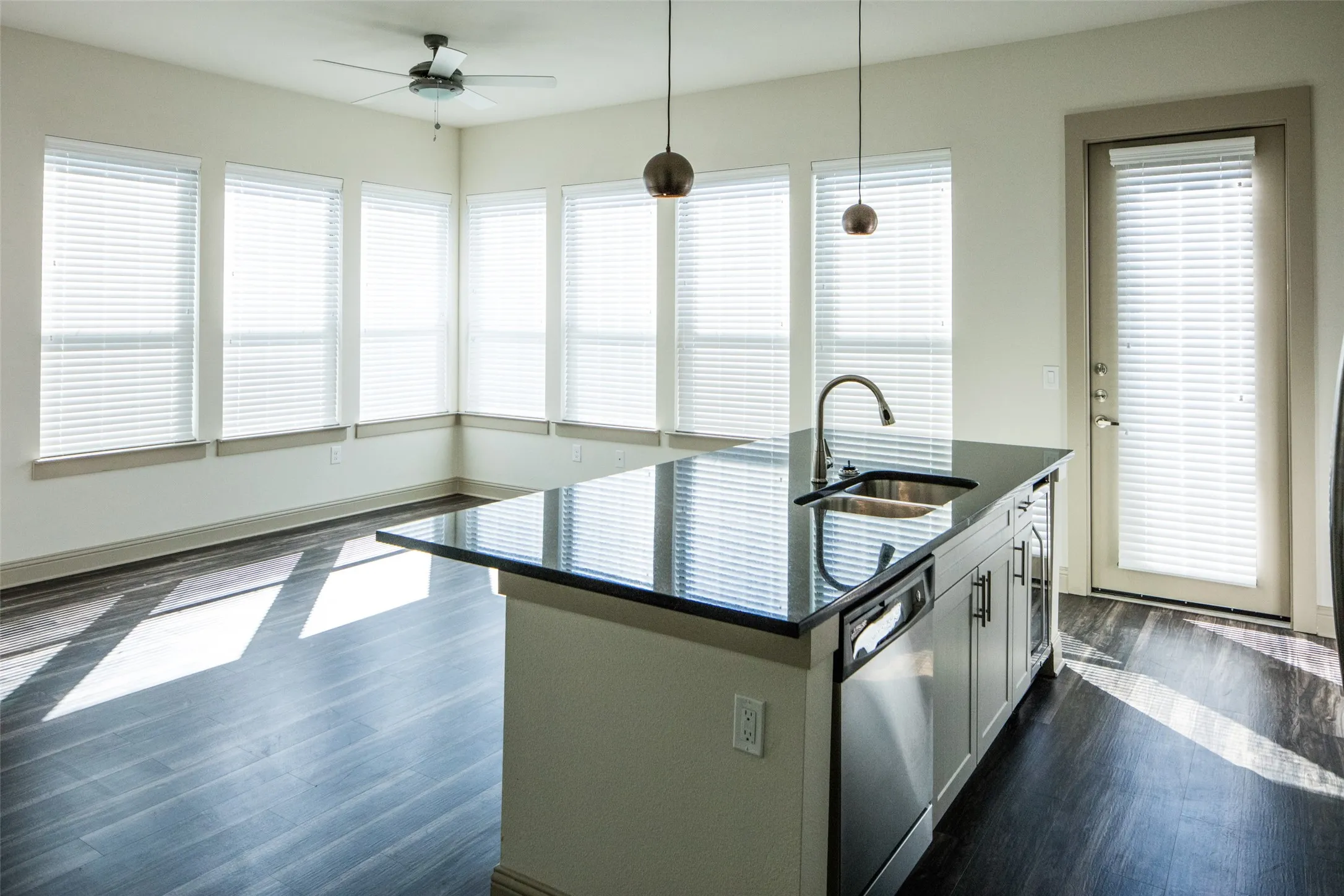 Apartment For Rent in Dallas County , 7606 Eastern Avenue 313, Dallas, Texas 75209, 2 Bedroom, 2 Bathroom, Garage spaces, 1,120 Sqft, built in 2016, mls#21377466, Real Estate Agent in Dallas, Homes For Rent in Dallas county, Homes For Rent in Dallas, Realtor in Dallas Texas, Real Estate Brokerage Independent Realty Texas, Luminita Cordes Realtor