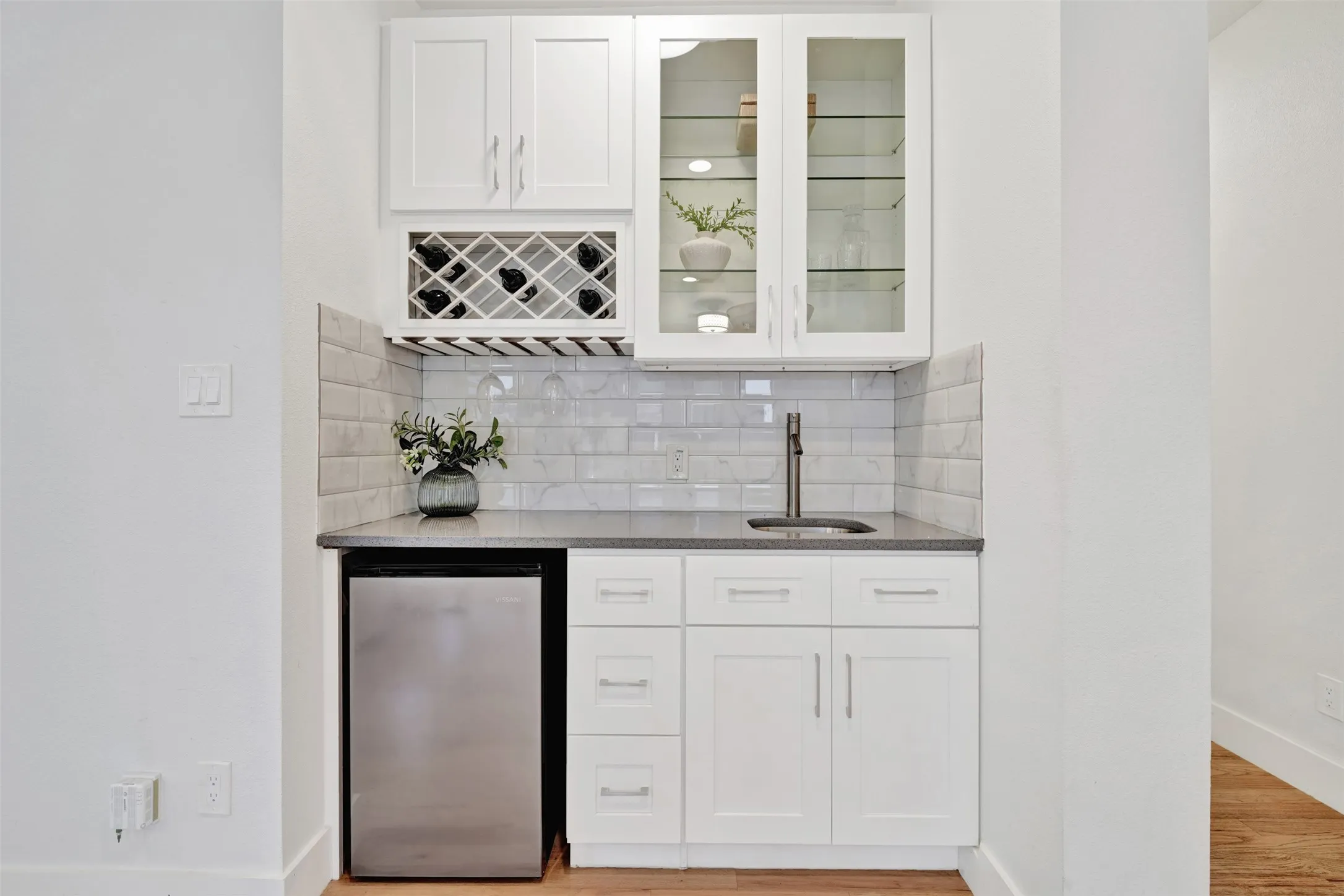 Single Family Residence For Sale in Dallas County , 10827 Wallbrook Drive, Dallas, Texas 75238, 3 Bedroom, 3 Bathroom, 2 Garage spaces, 1,840 Sqft, built in 2019, mls#21377108, Real Estate Agent in Dallas, Homes For Sale in Dallas county, Homes For Sale in Dallas, Realtor in Dallas Texas, Real Estate Brokerage Independent Realty Texas, Luminita Cordes Realtor