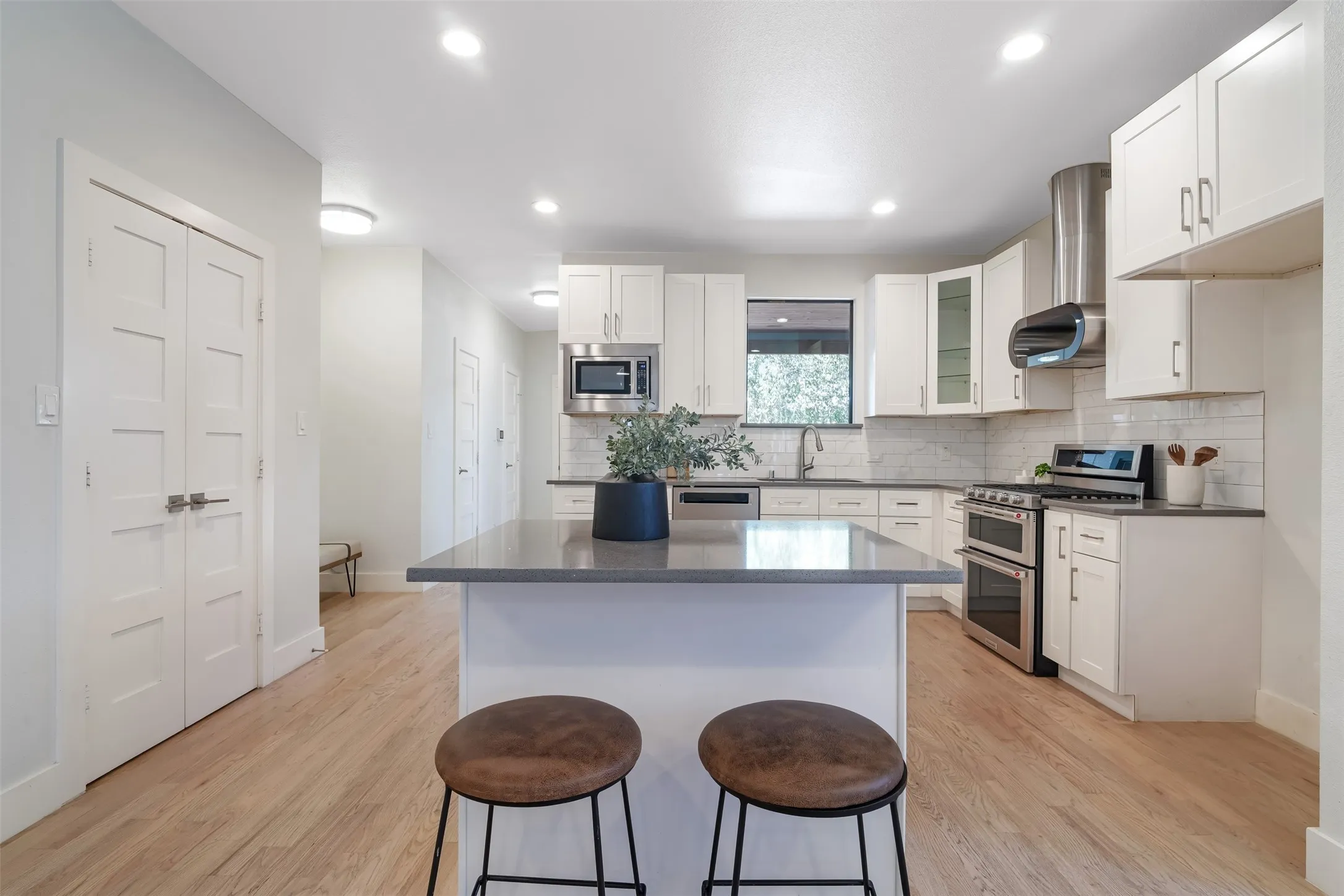 Single Family Residence For Sale in Dallas County , 10827 Wallbrook Drive, Dallas, Texas 75238, 3 Bedroom, 3 Bathroom, 2 Garage spaces, 1,840 Sqft, built in 2019, mls#21377108, Real Estate Agent in Dallas, Homes For Sale in Dallas county, Homes For Sale in Dallas, Realtor in Dallas Texas, Real Estate Brokerage Independent Realty Texas, Luminita Cordes Realtor
