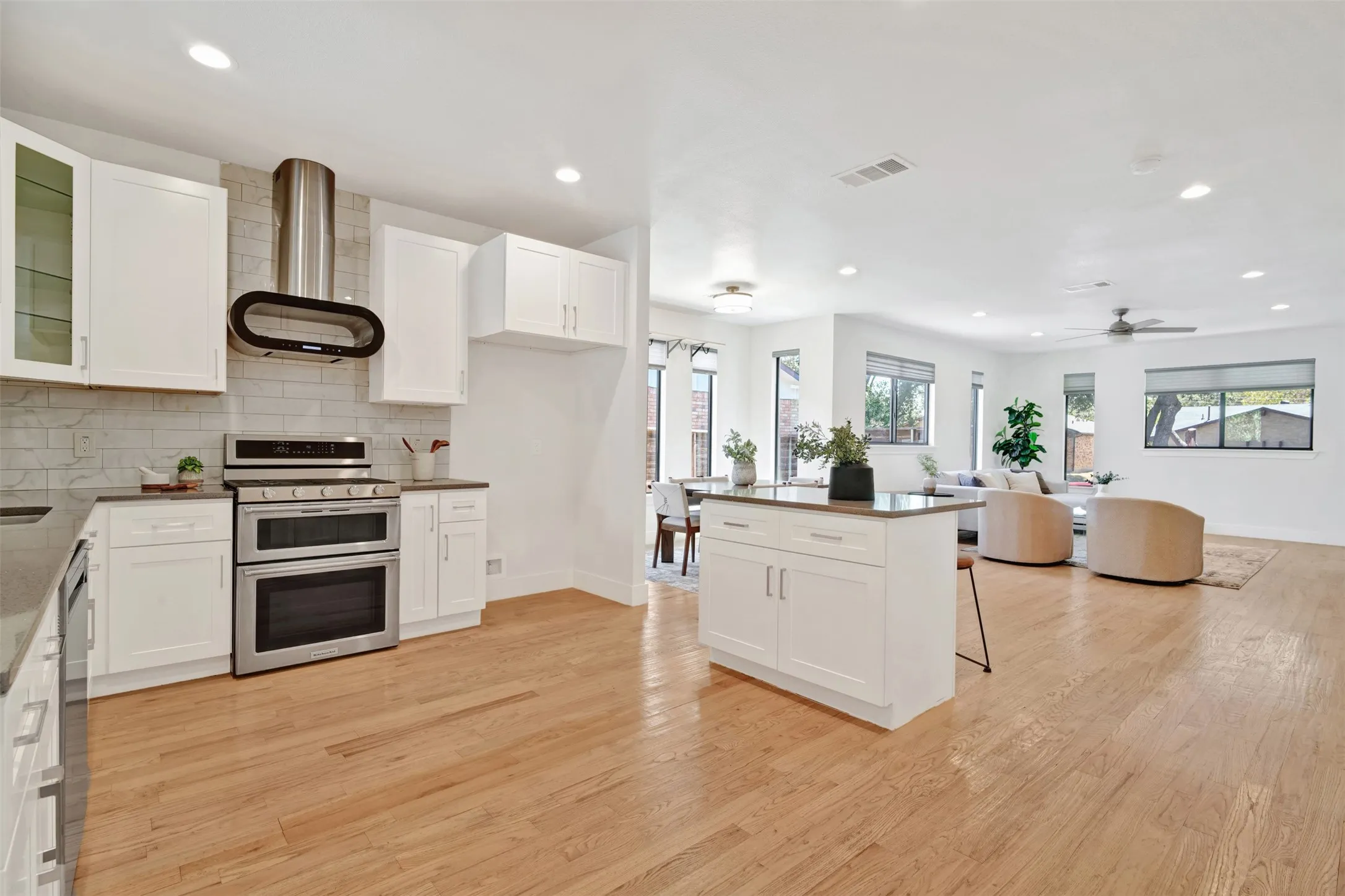 Single Family Residence For Sale in Dallas County , 10827 Wallbrook Drive, Dallas, Texas 75238, 3 Bedroom, 3 Bathroom, 2 Garage spaces, 1,840 Sqft, built in 2019, mls#21377108, Real Estate Agent in Dallas, Homes For Sale in Dallas county, Homes For Sale in Dallas, Realtor in Dallas Texas, Real Estate Brokerage Independent Realty Texas, Luminita Cordes Realtor