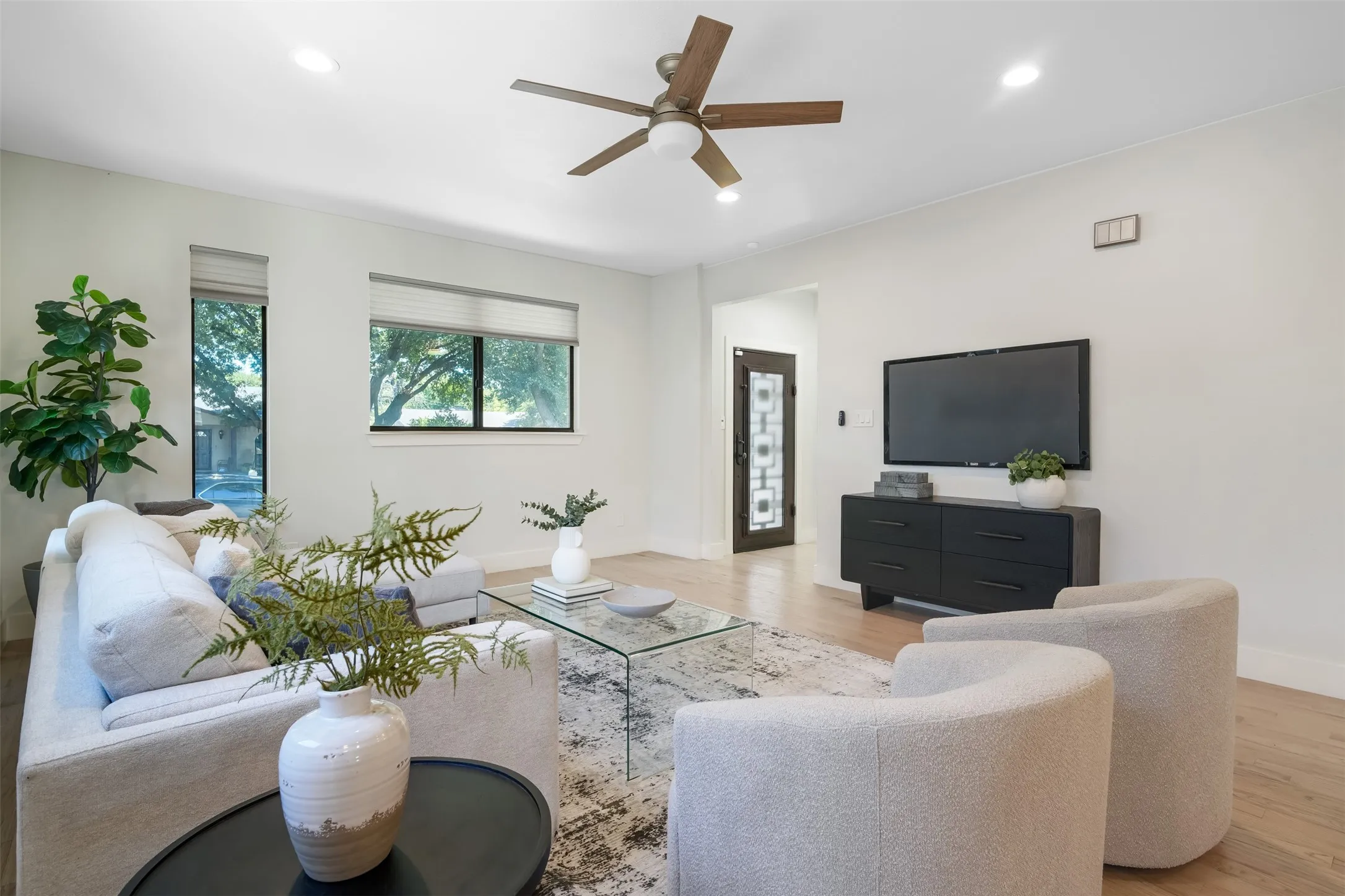 Single Family Residence For Sale in Dallas County , 10827 Wallbrook Drive, Dallas, Texas 75238, 3 Bedroom, 3 Bathroom, 2 Garage spaces, 1,840 Sqft, built in 2019, mls#21377108, Real Estate Agent in Dallas, Homes For Sale in Dallas county, Homes For Sale in Dallas, Realtor in Dallas Texas, Real Estate Brokerage Independent Realty Texas, Luminita Cordes Realtor