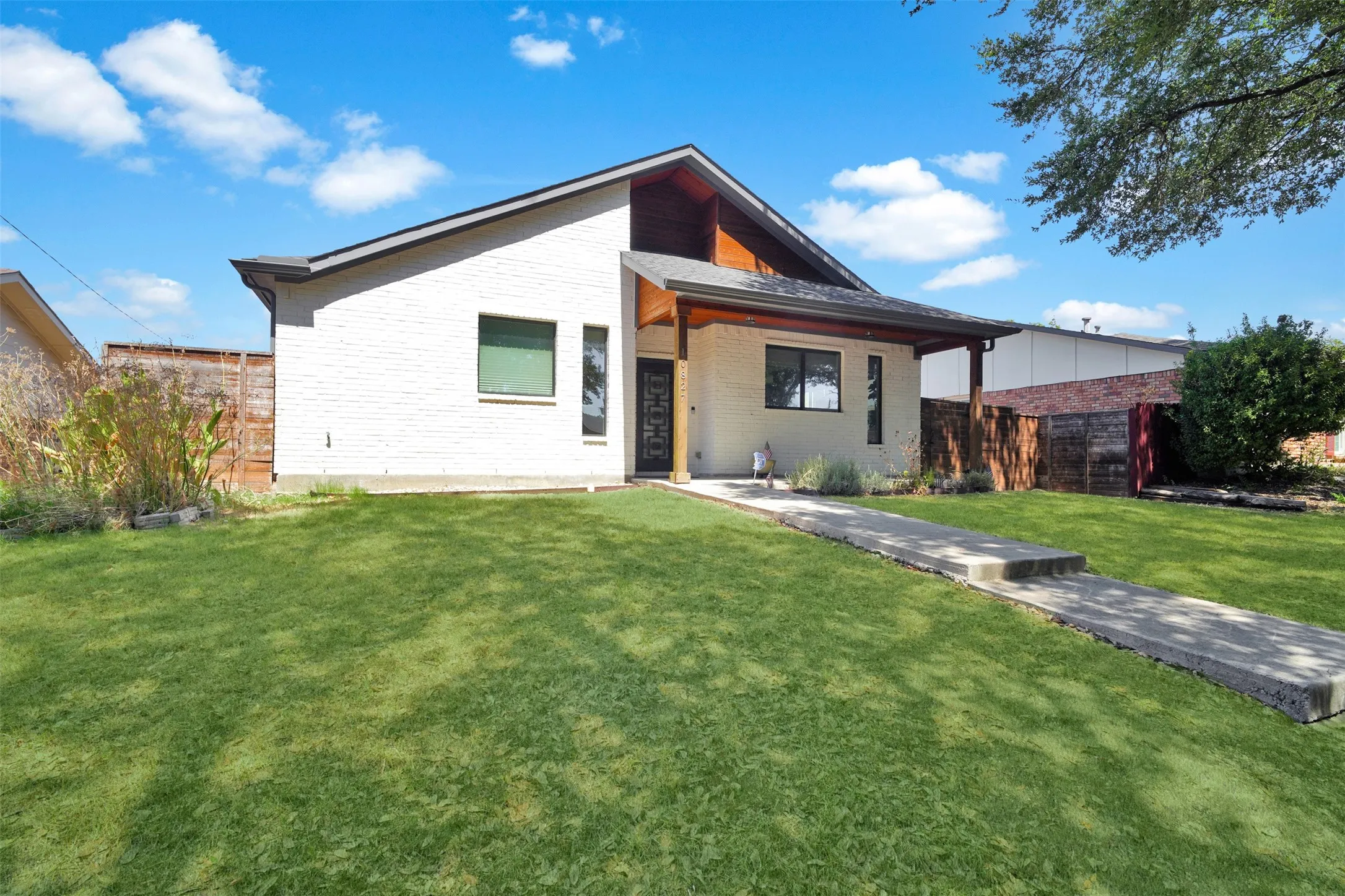 Single Family Residence For Sale in Dallas County , 10827 Wallbrook Drive, Dallas, Texas 75238, 3 Bedroom, 3 Bathroom, 2 Garage spaces, 1,840 Sqft, built in 2019, mls#21377108, Real Estate Agent in Dallas, Homes For Sale in Dallas county, Homes For Sale in Dallas, Realtor in Dallas Texas, Real Estate Brokerage Independent Realty Texas, Luminita Cordes Realtor