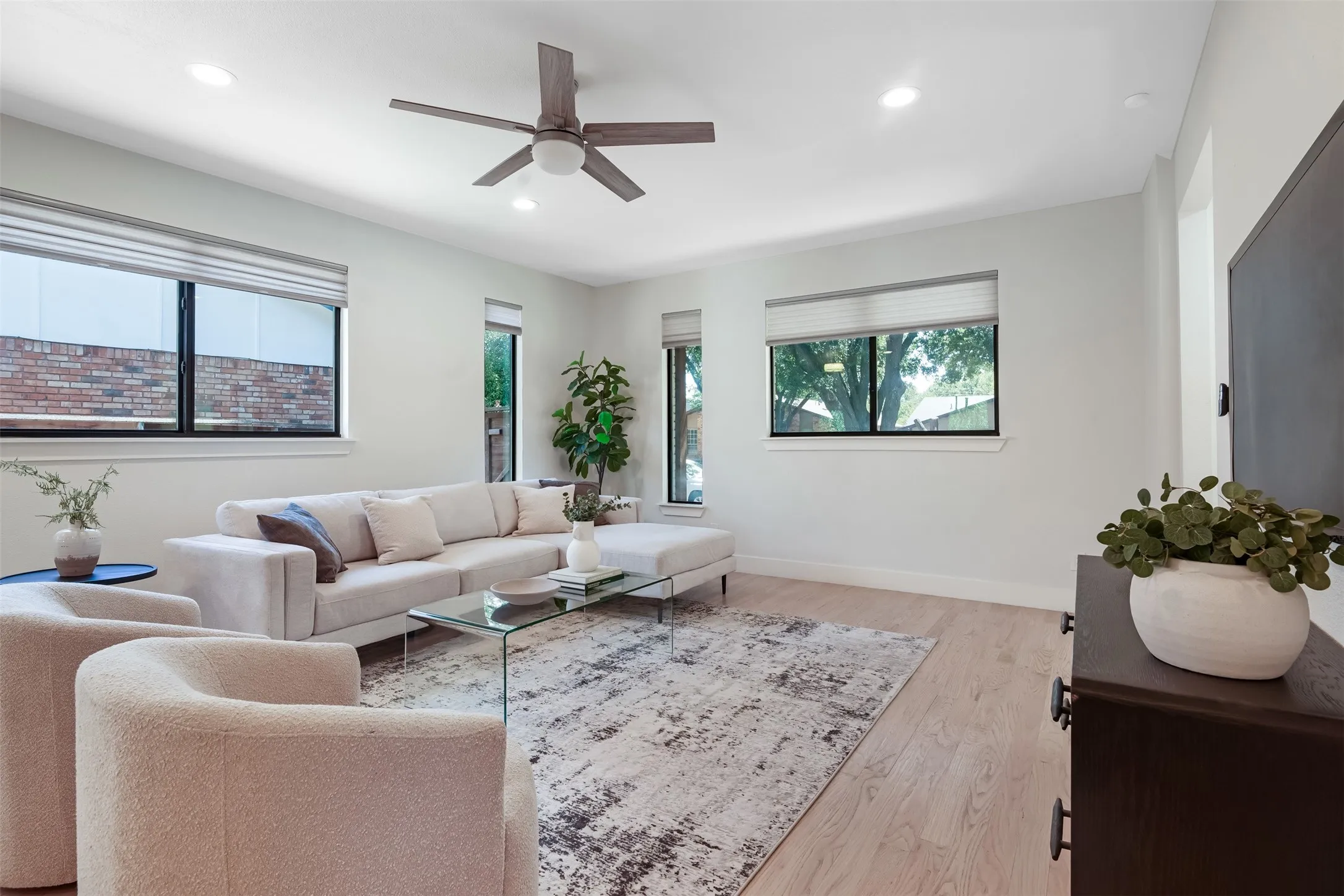 Single Family Residence For Sale in Dallas County , 10827 Wallbrook Drive, Dallas, Texas 75238, 3 Bedroom, 3 Bathroom, 2 Garage spaces, 1,840 Sqft, built in 2019, mls#21377108, Real Estate Agent in Dallas, Homes For Sale in Dallas county, Homes For Sale in Dallas, Realtor in Dallas Texas, Real Estate Brokerage Independent Realty Texas, Luminita Cordes Realtor